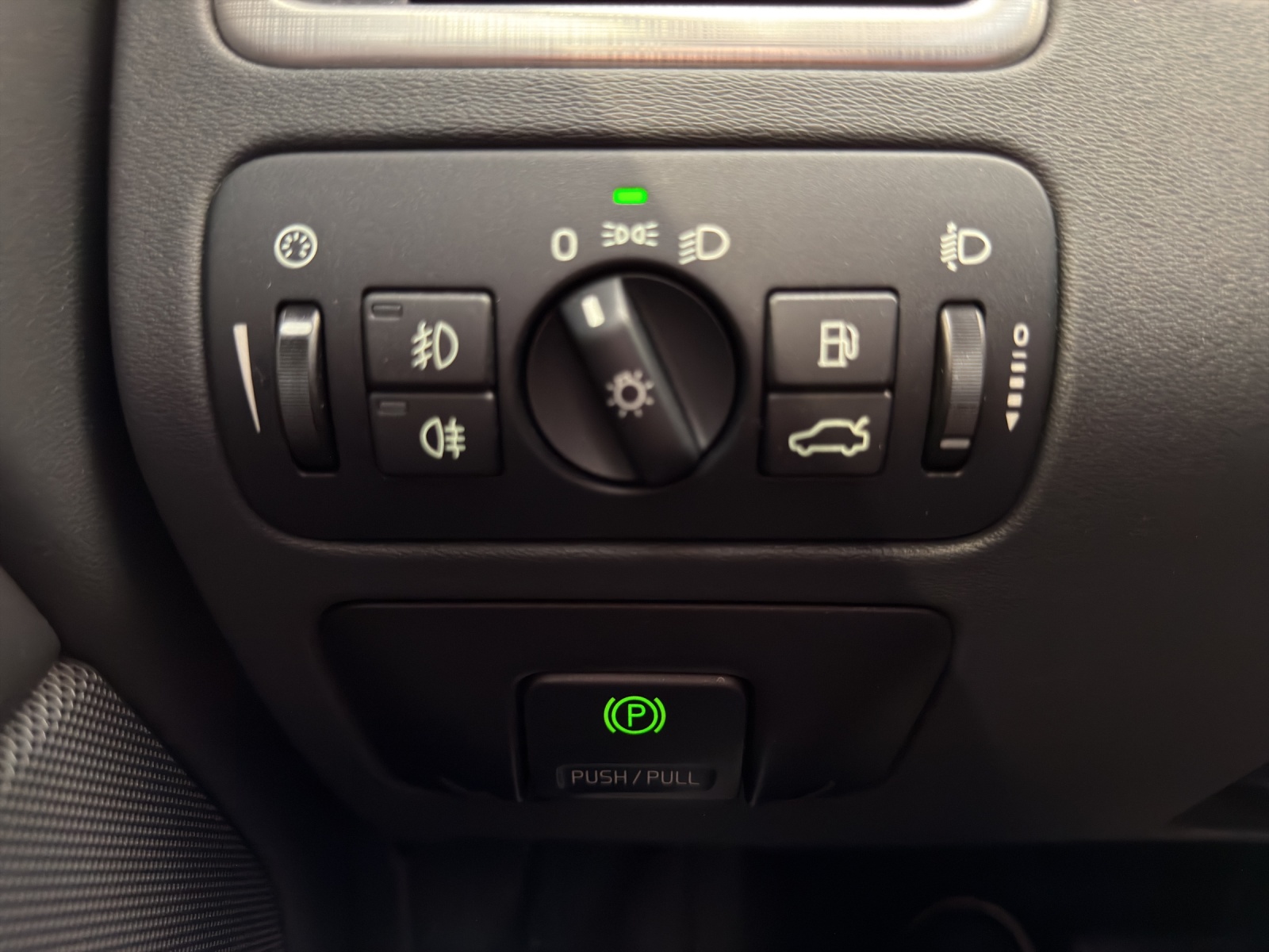 VOLVO V70 D5 Momentum Geartronic-image-19