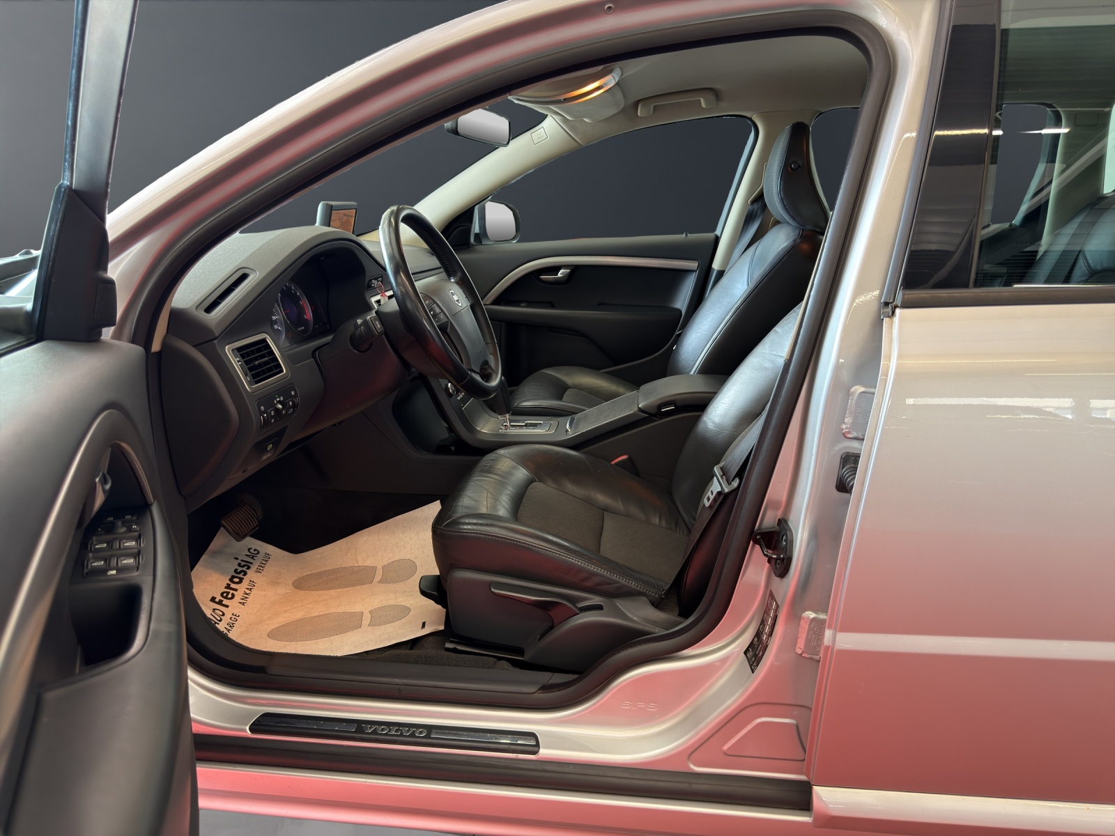 VOLVO V70 D5 Momentum Geartronic-image-13