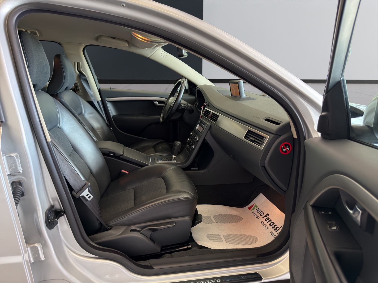 VOLVO V70 D5 Momentum Geartronic-image-15