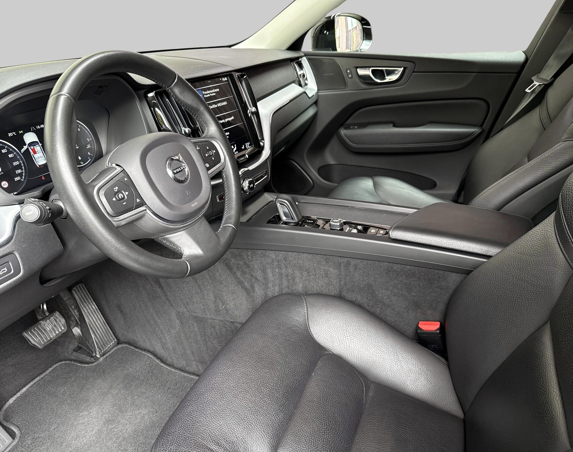 VOLVO XC60 2.0 B4 MH Momentum AWD-showroom-element-2