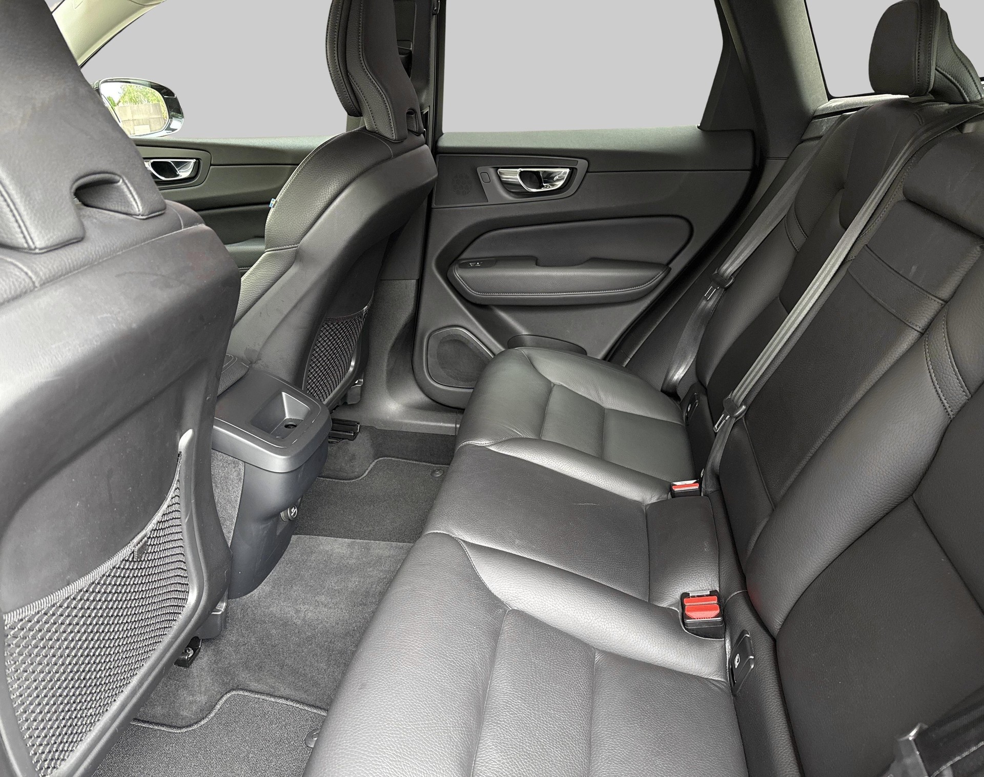 VOLVO XC60 2.0 B4 MH Momentum AWD-showroom-element-3