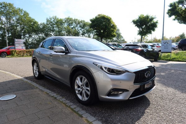 INFINITI Q30 2.2d Premium Tech AWD-image-6