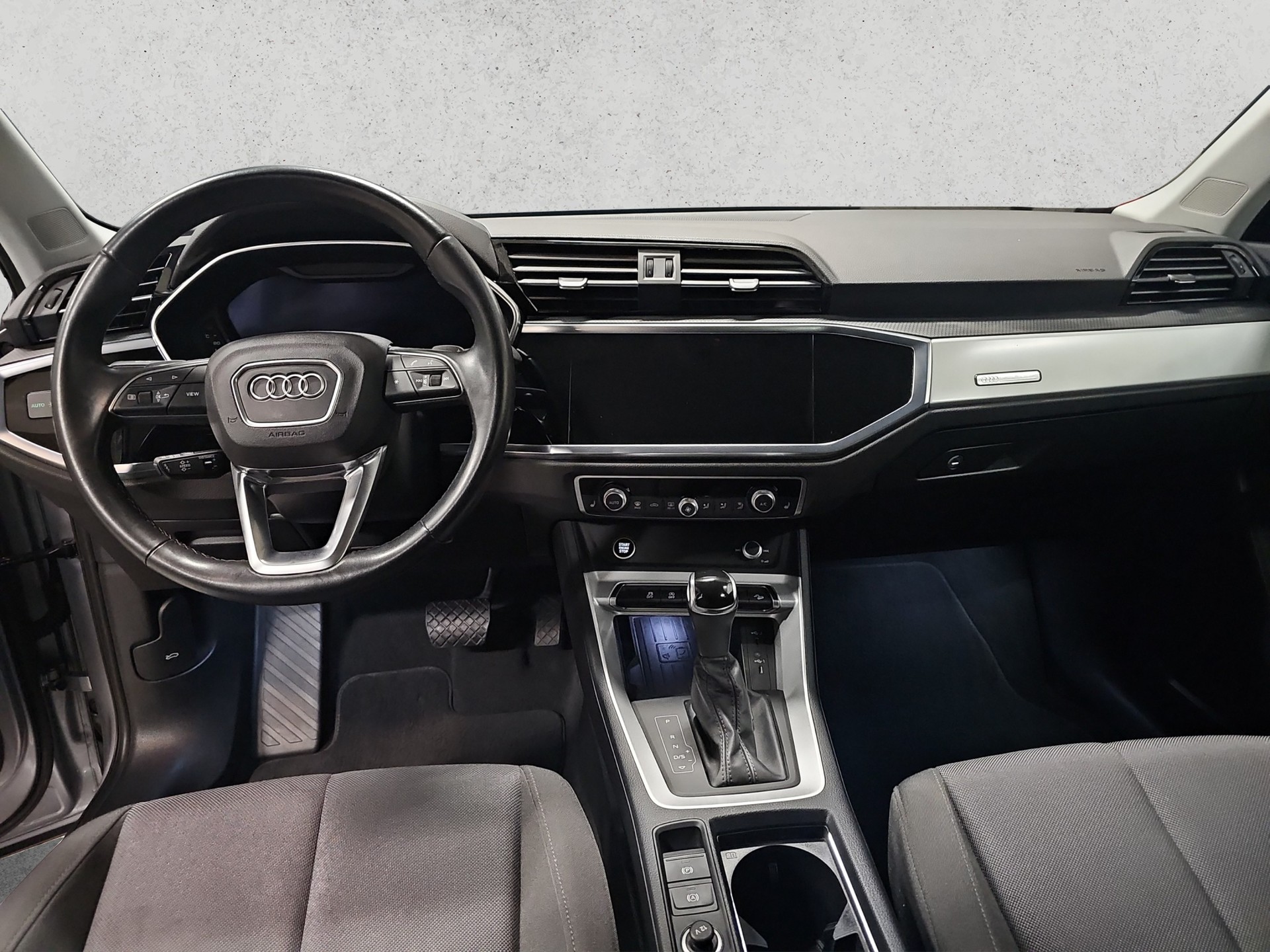 AUDI Q3 35 TFSI Attraction S-tronic-image-3