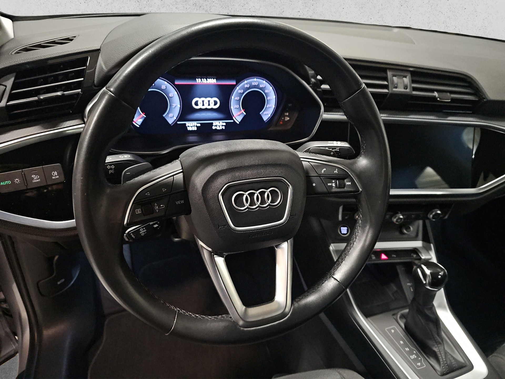 AUDI Q3 35 TFSI Attraction S-tronic-image-2