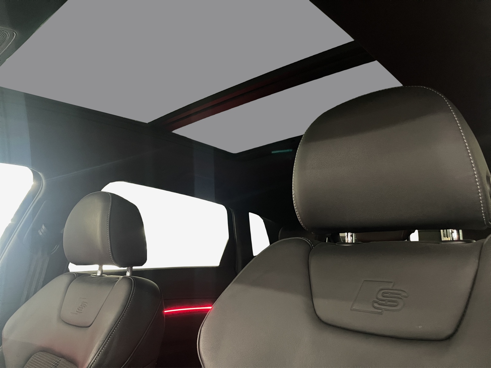 AUDI e-tron 55 S Line quattro-image-14