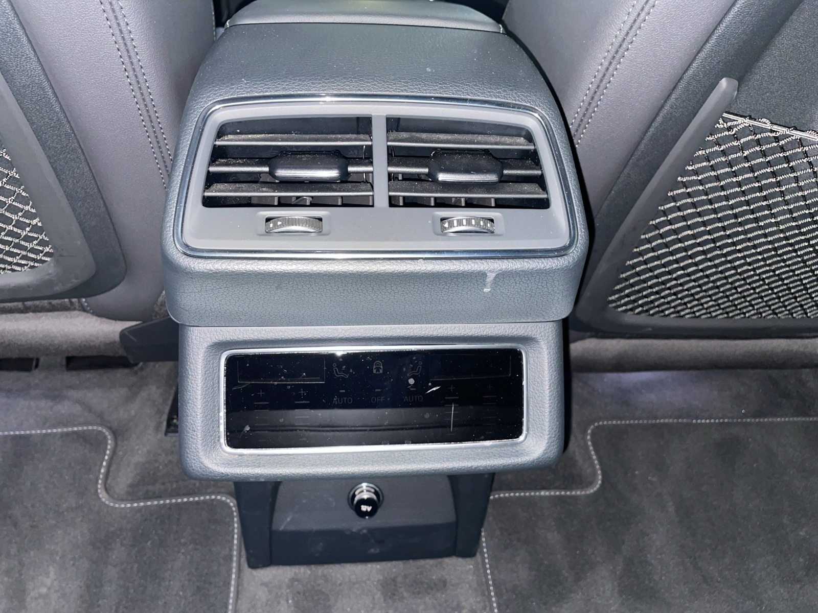 AUDI e-tron 55 S Line quattro-image-10