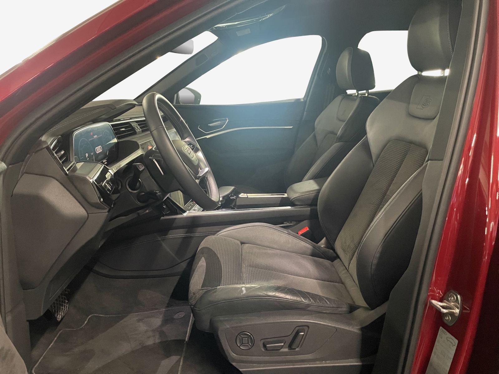 AUDI e-tron 55 S Line quattro-image-7