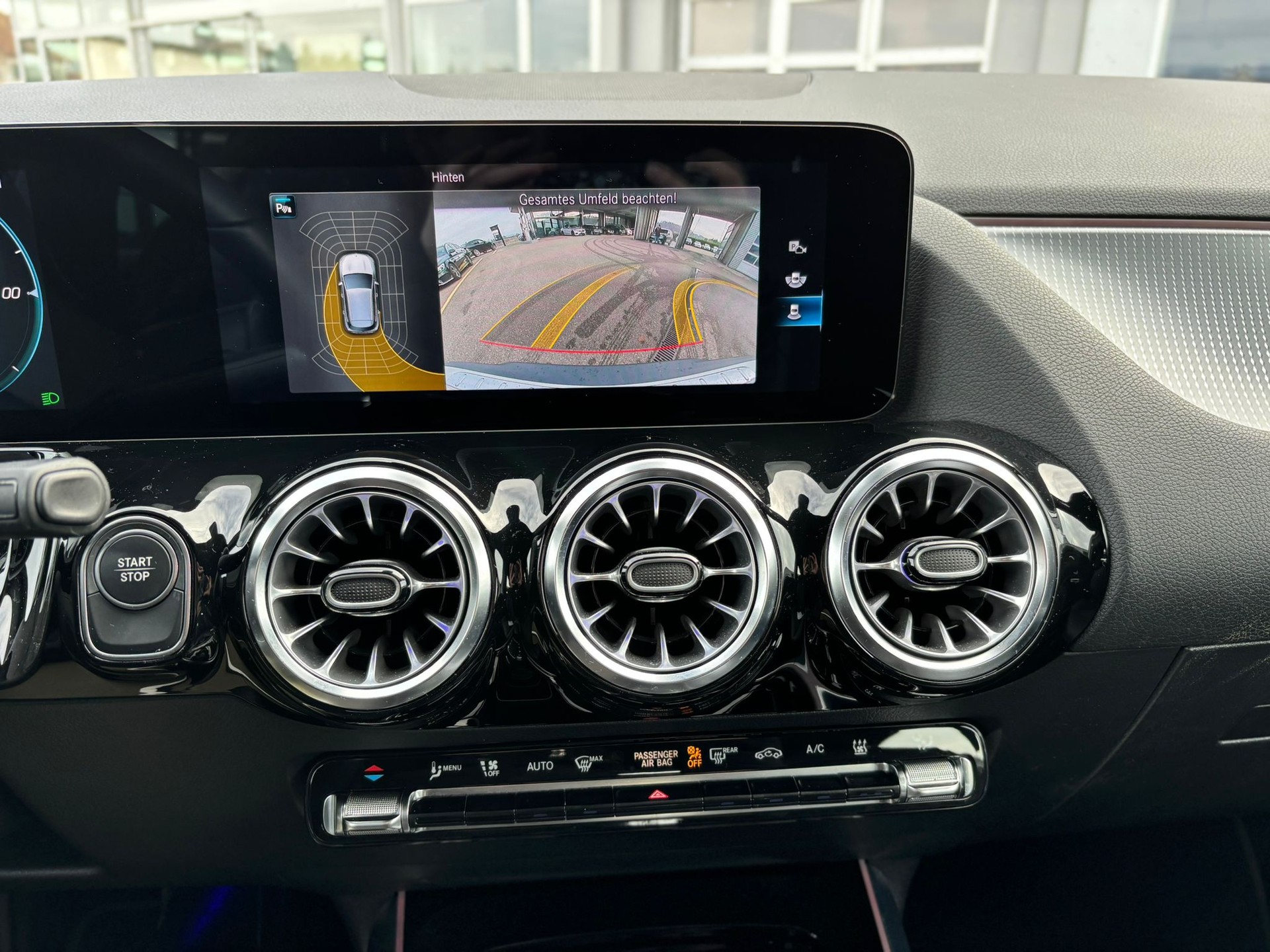 MERCEDES-BENZ EQA 300 4Matic Progressive-image-11