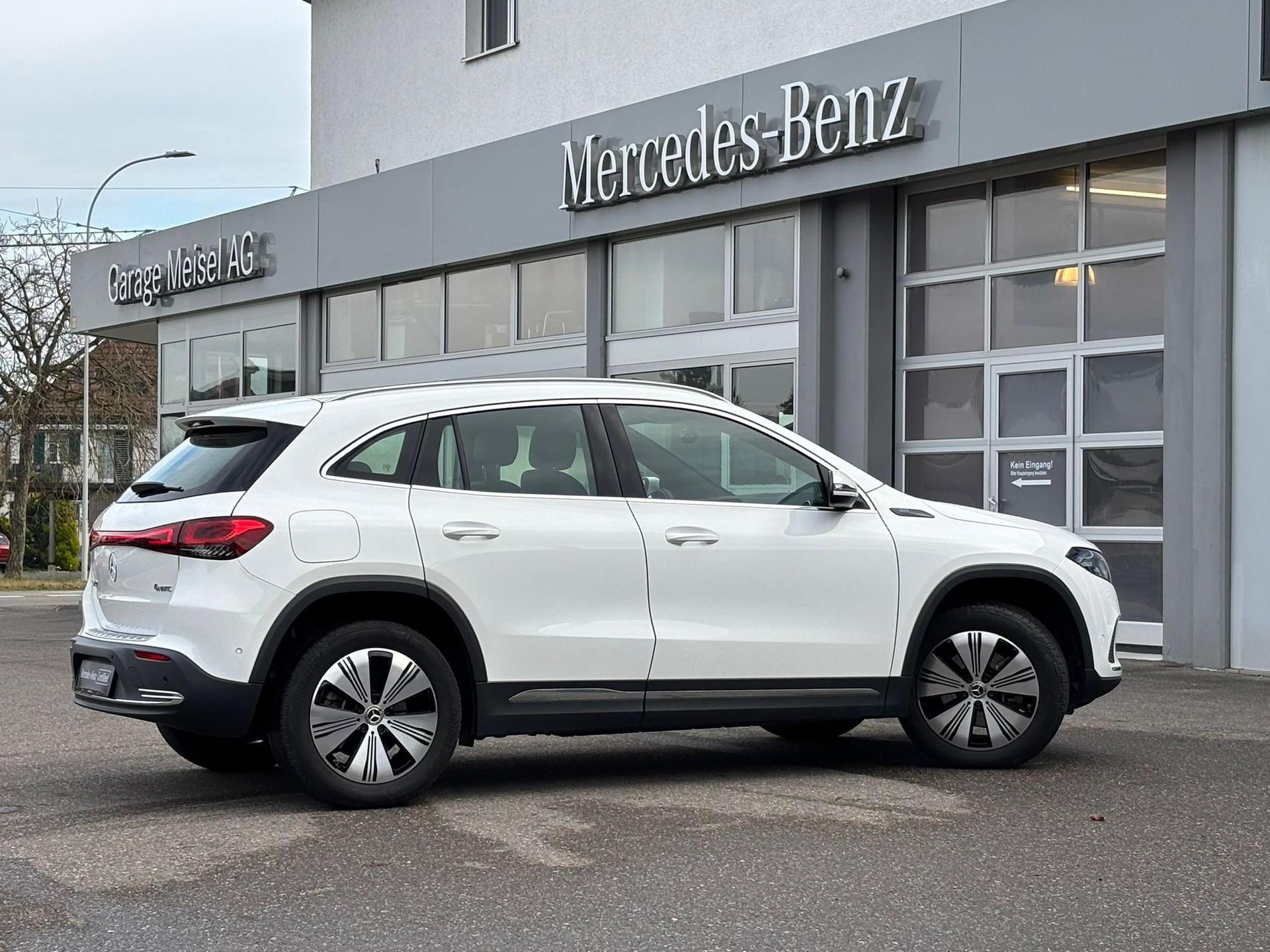 MERCEDES-BENZ EQA 300 4Matic Progressive-image-2