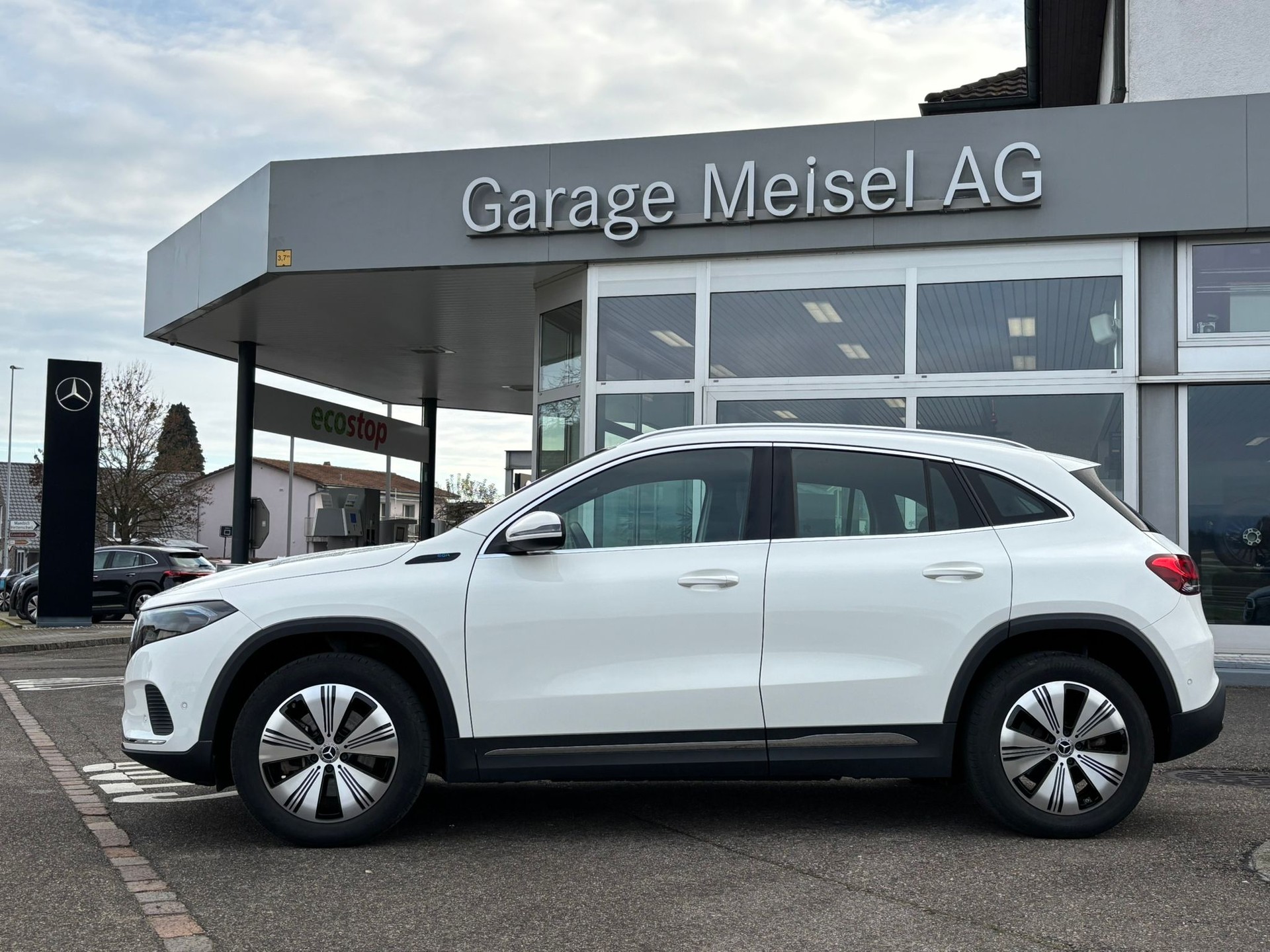MERCEDES-BENZ EQA 300 4Matic Progressive-image-4