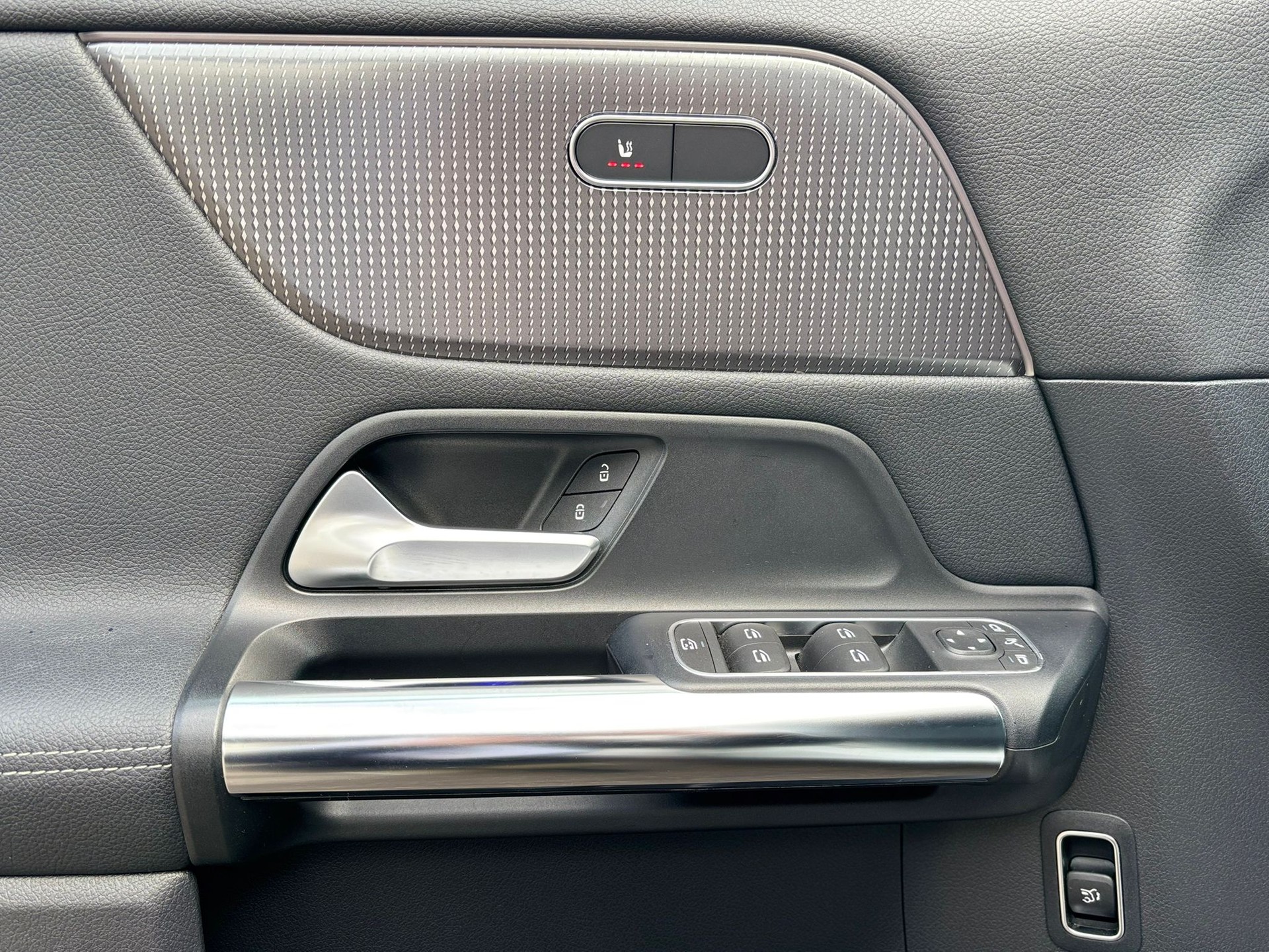 MERCEDES-BENZ EQA 300 4Matic Progressive-image-12