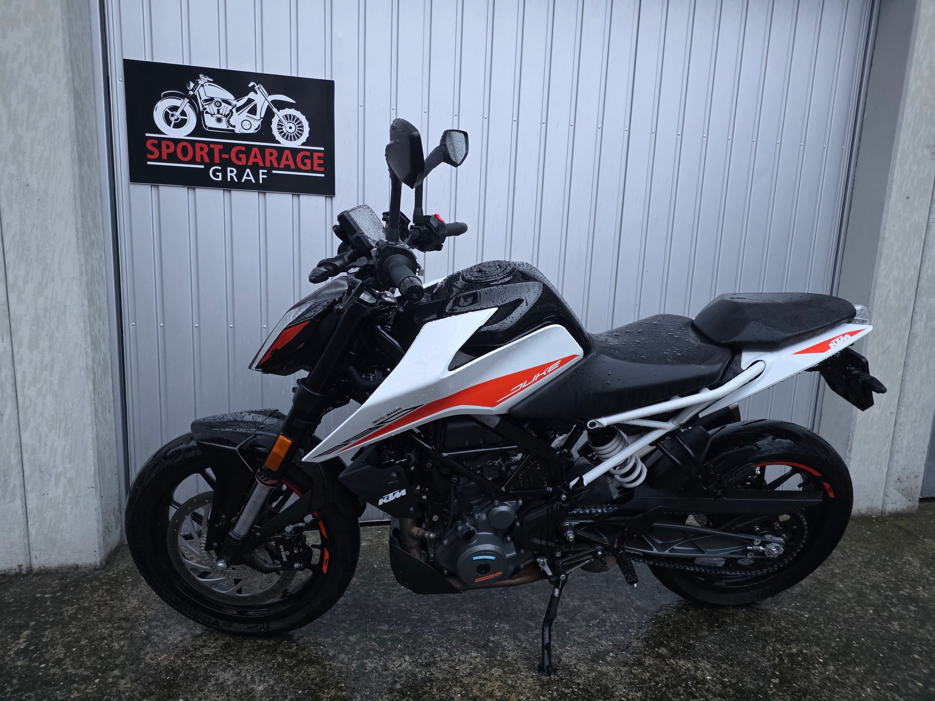KTM 390 Duke-image-1