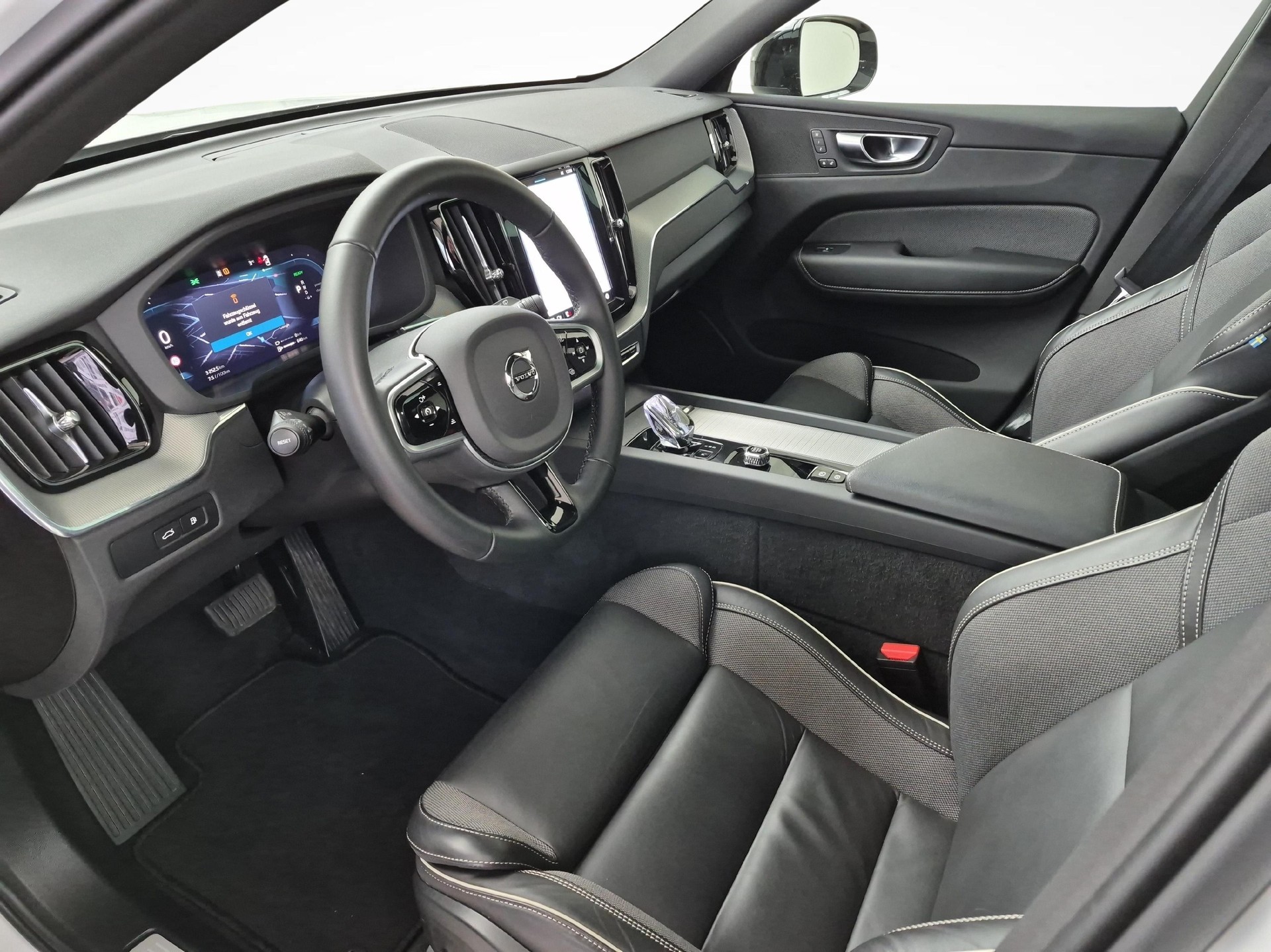 VOLVO XC60 2.0 T6 TE Plus Dark eAWD / Jetzt mit attraktivem 1.9% Leasing!-image-12