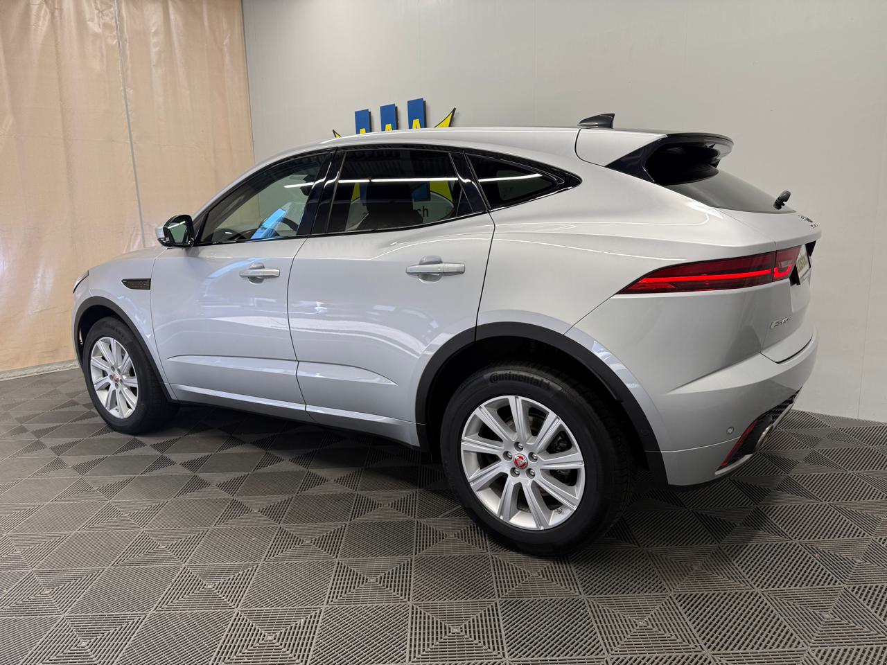 JAGUAR E-Pace 2.0 P250 R-Dynamic AWD HSE-showroom-element-1