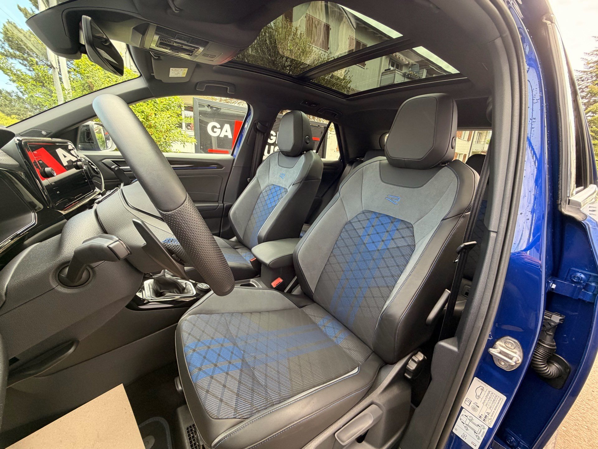 VW T-Roc R 4MOTION BLACK STYLE *** PANORAMAGLASDACH & VIELES MEHR ***-image-8