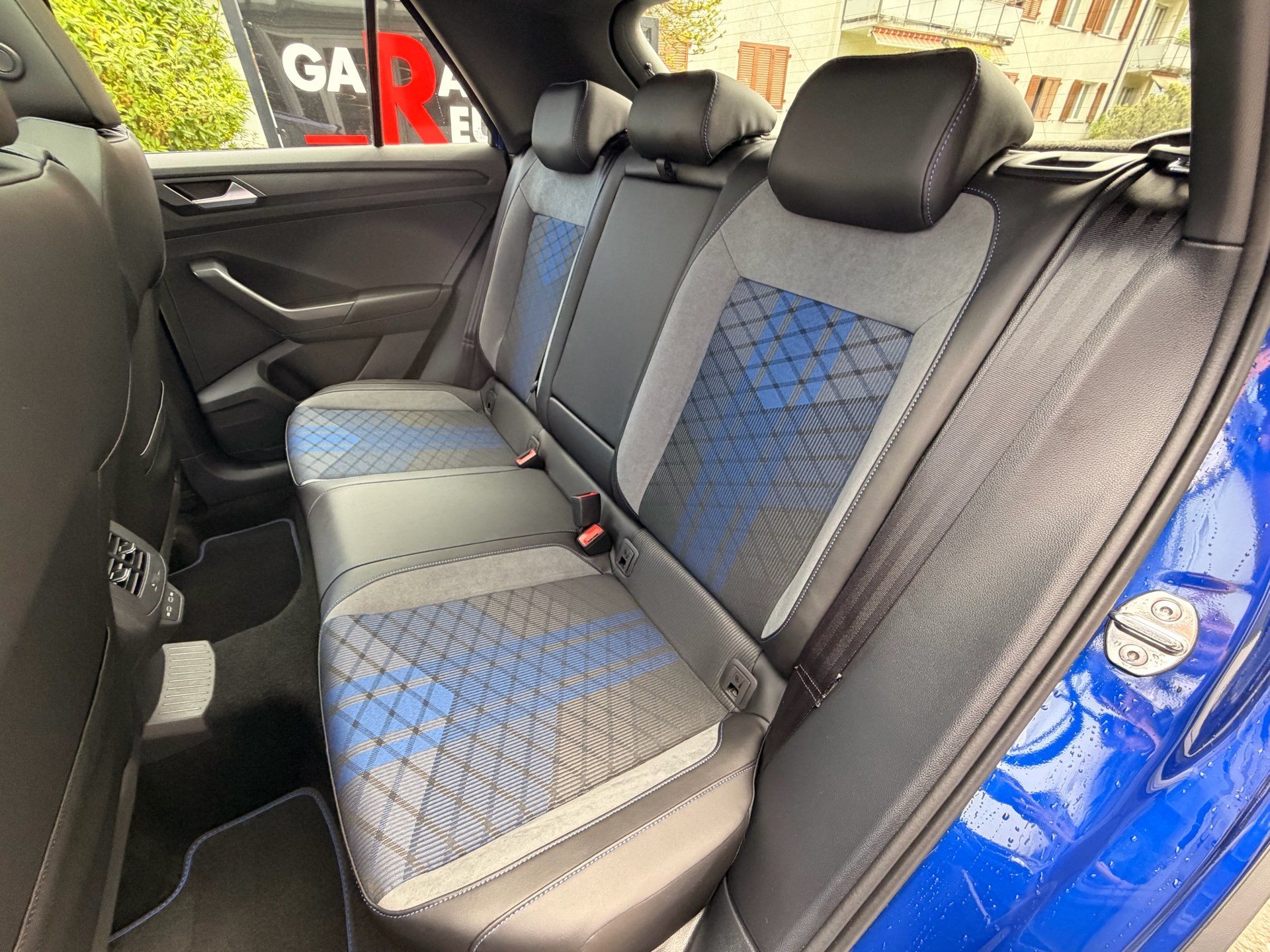 VW T-Roc R 4MOTION BLACK STYLE *** PANORAMAGLASDACH & VIELES MEHR ***-image-28