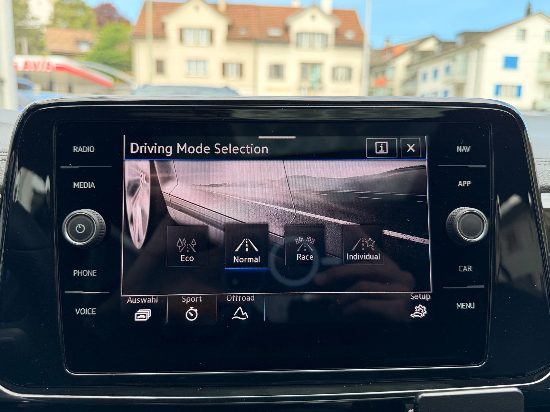 VW T-Roc R 4MOTION BLACK STYLE *** PANORAMAGLASDACH & VIELES MEHR ***-image-13