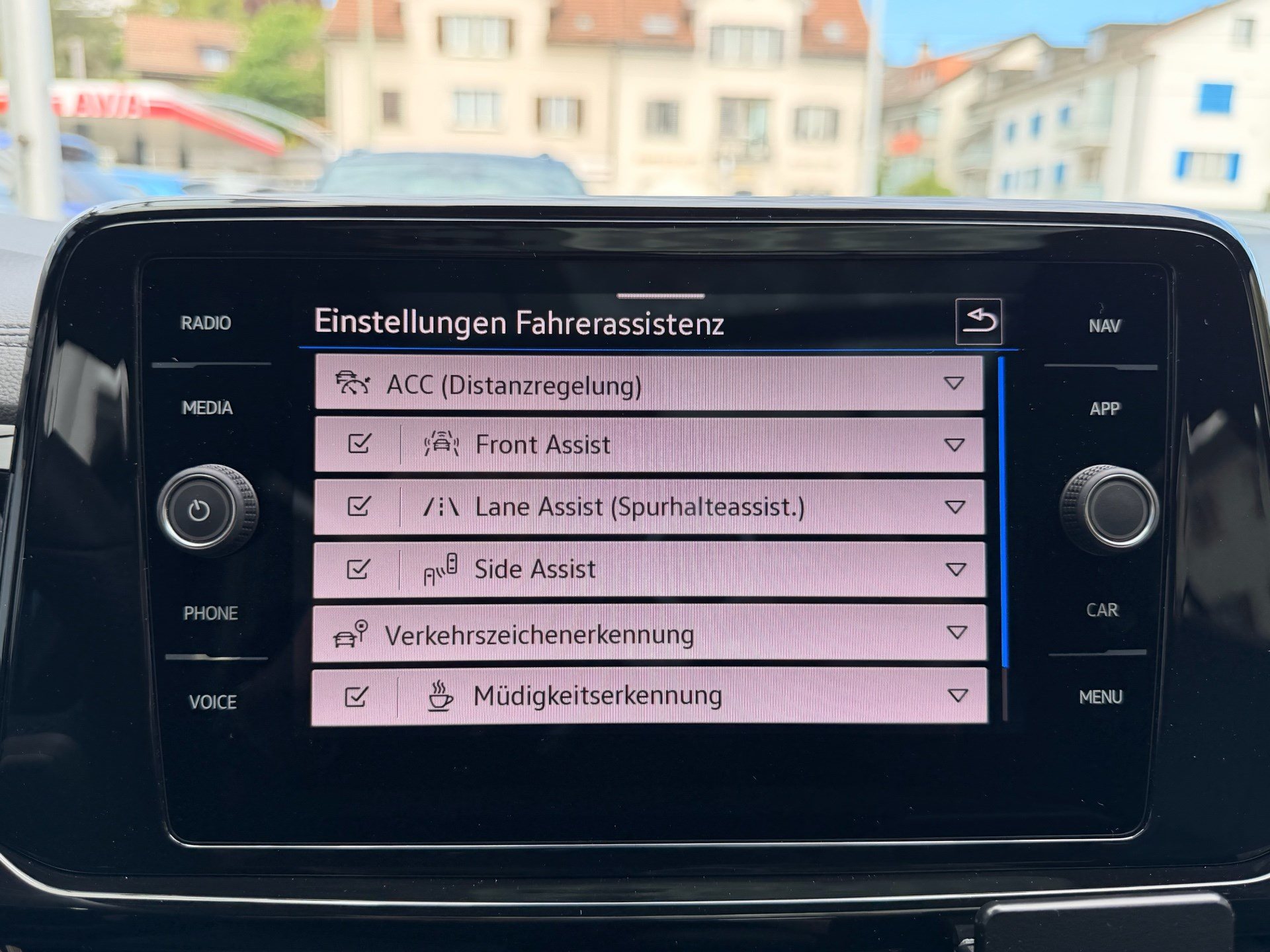 VW T-Roc R 4MOTION BLACK STYLE *** PANORAMAGLASDACH & VIELES MEHR ***-image-17