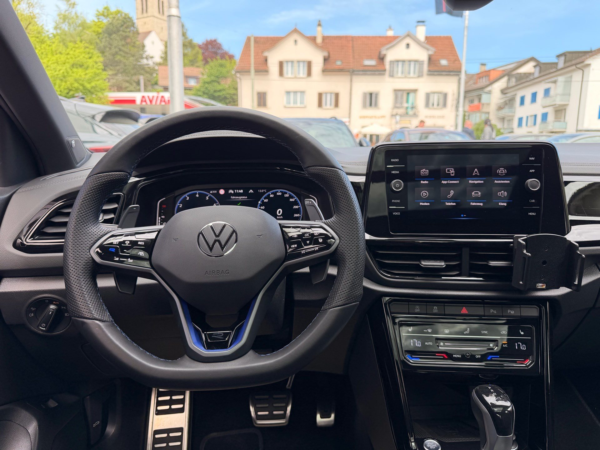 VW T-Roc R 4MOTION BLACK STYLE *** PANORAMAGLASDACH & VIELES MEHR ***-image-9