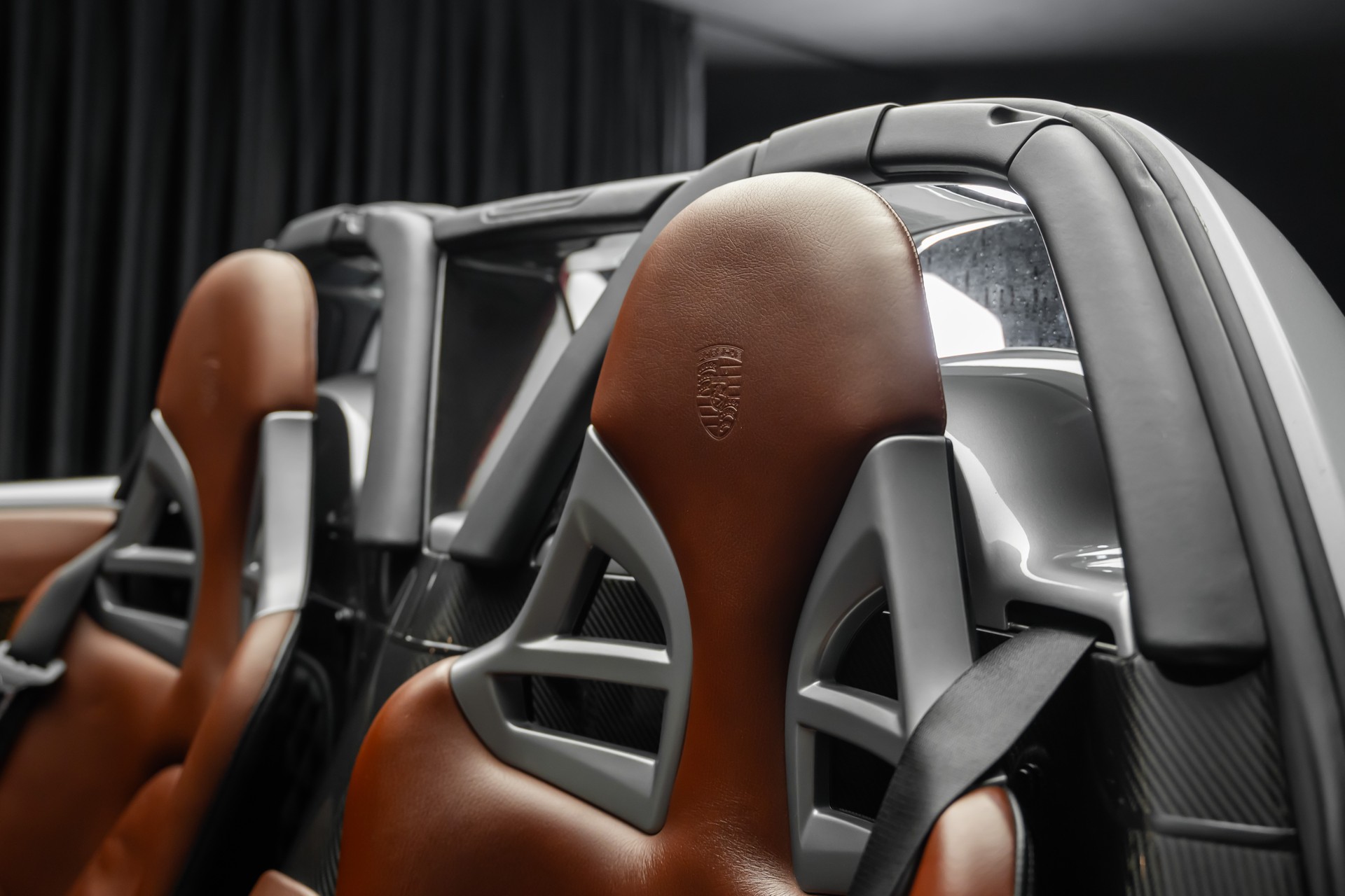 PORSCHE Carrera GT-image-19