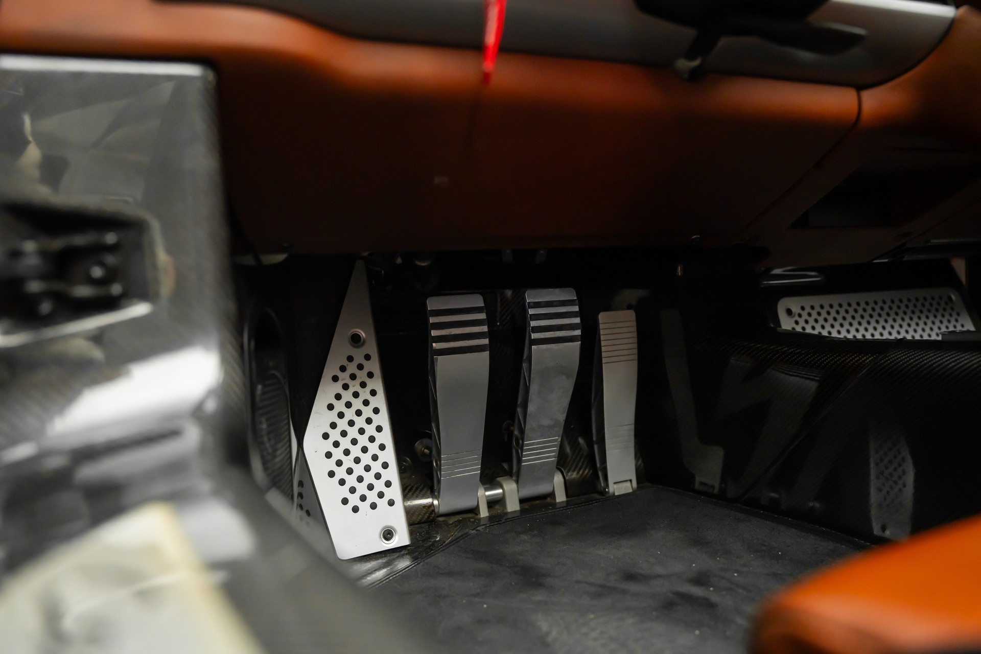 PORSCHE Carrera GT-image-21