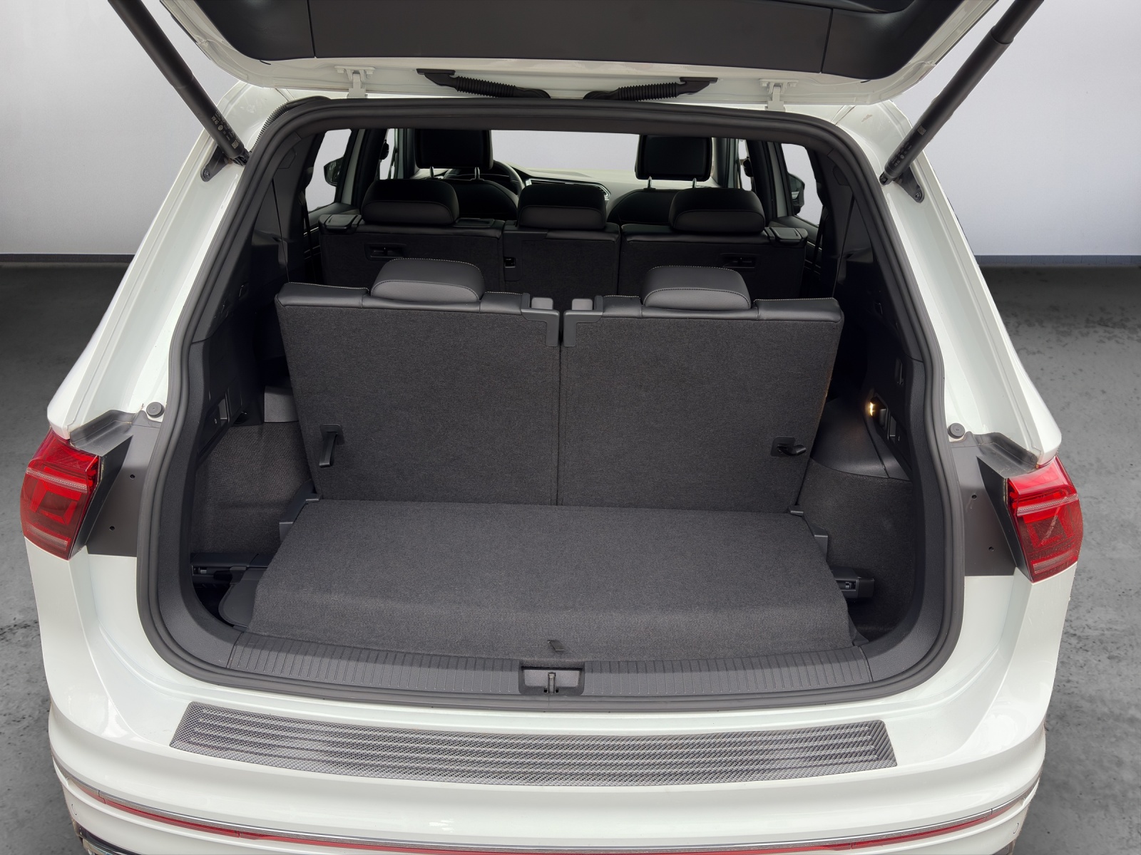 VW Tiguan Allspace 2.0TSI R-Line 4Motion DSG-image-11