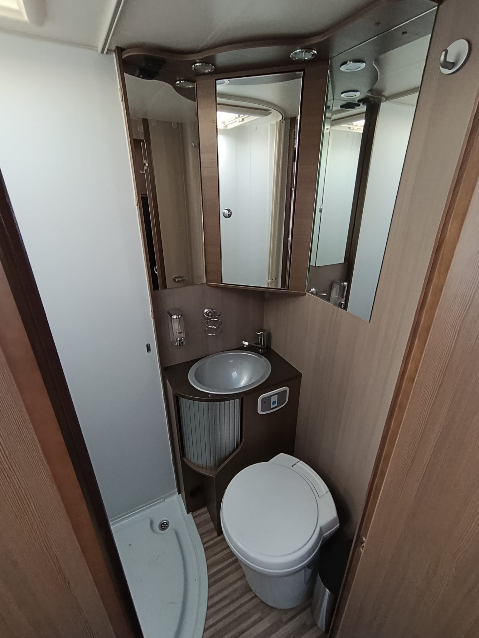 ADRIA Sonic I 600SL ***Die Königsklasse“ im Kompaktformat***Multimedia * Rückfahrkamera *TV Bildschirm * Fahrerhausverdunklung*-image-16