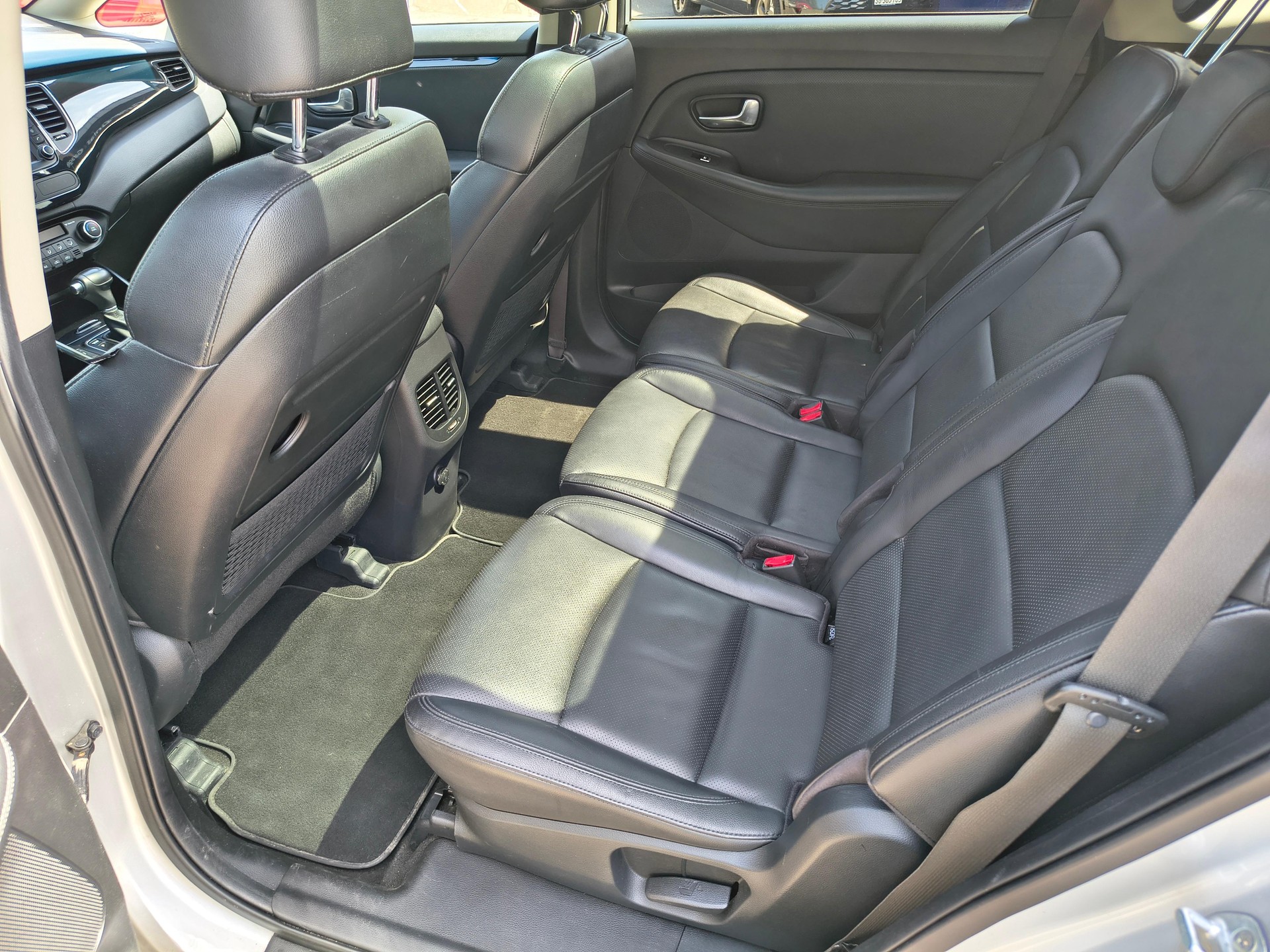 KIA Carens 1.7 CRDi Swiss Eco Edition-image-9