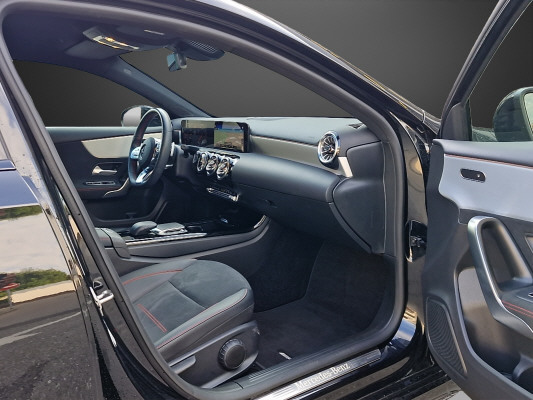 MERCEDES-BENZ A 200 AMG Line 4Matic-image-9