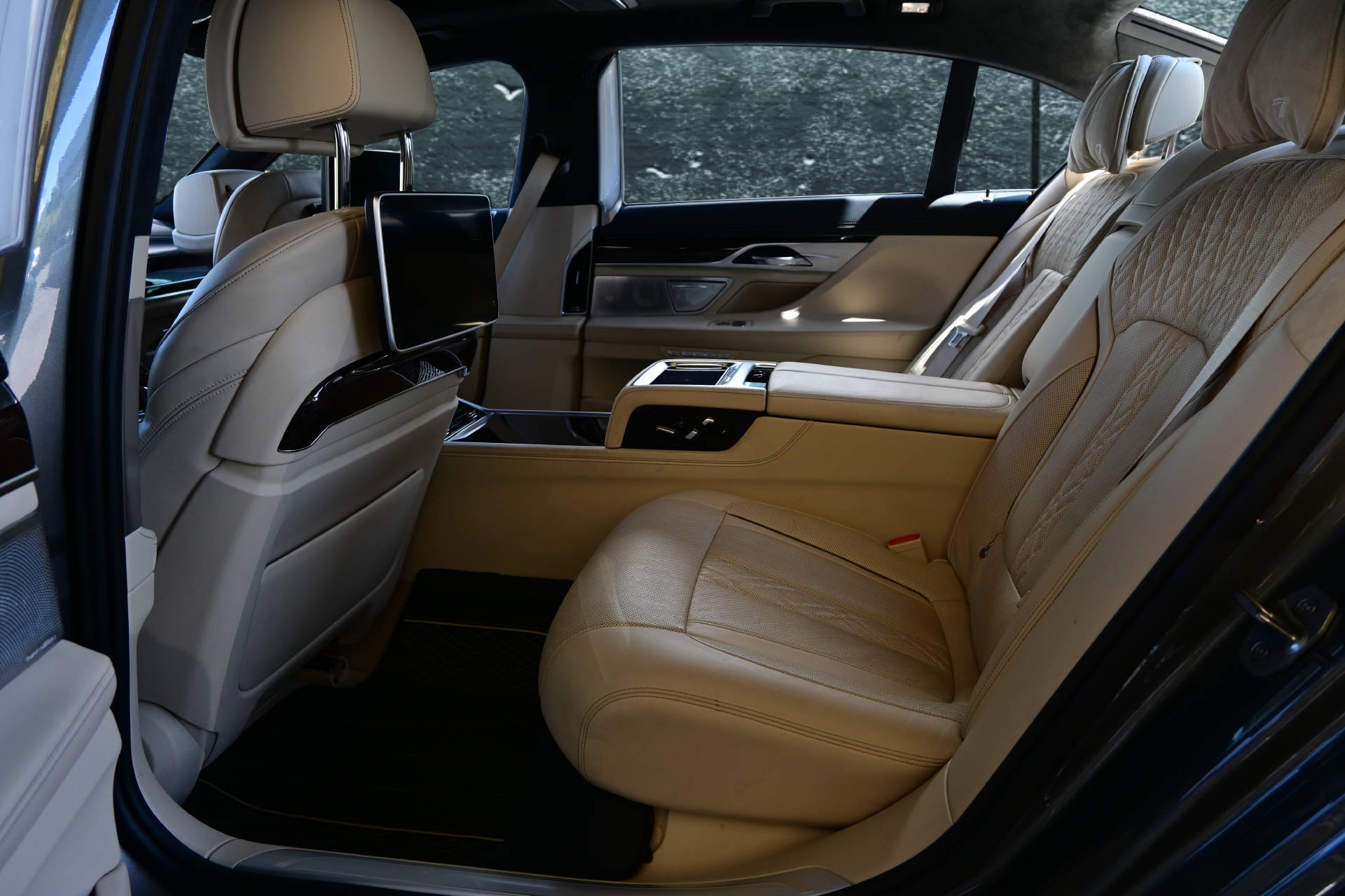 BMW 750Li xDrive *Individual*Executive Lounge-image-25
