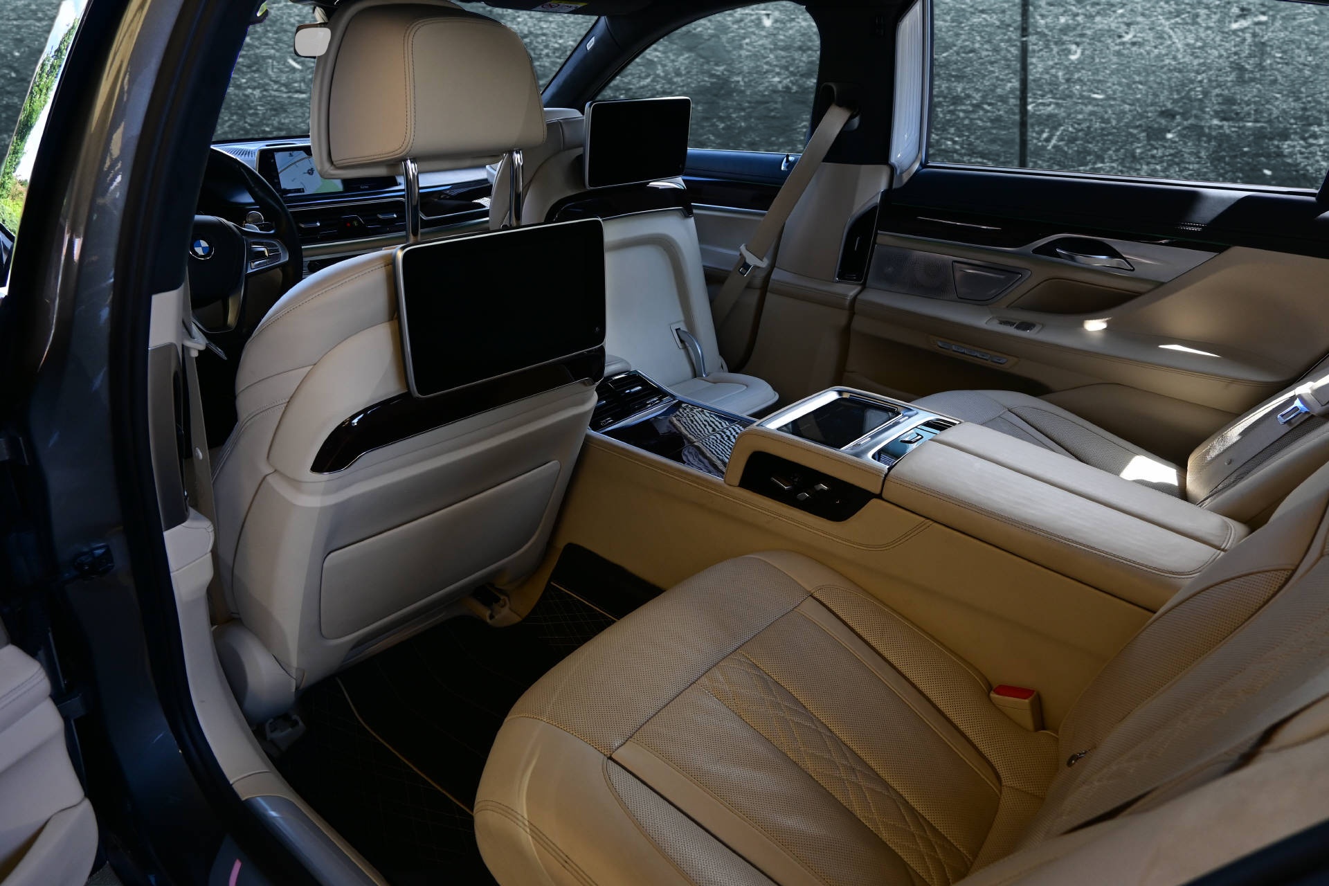 BMW 750Li xDrive *Individual*Executive Lounge-image-24