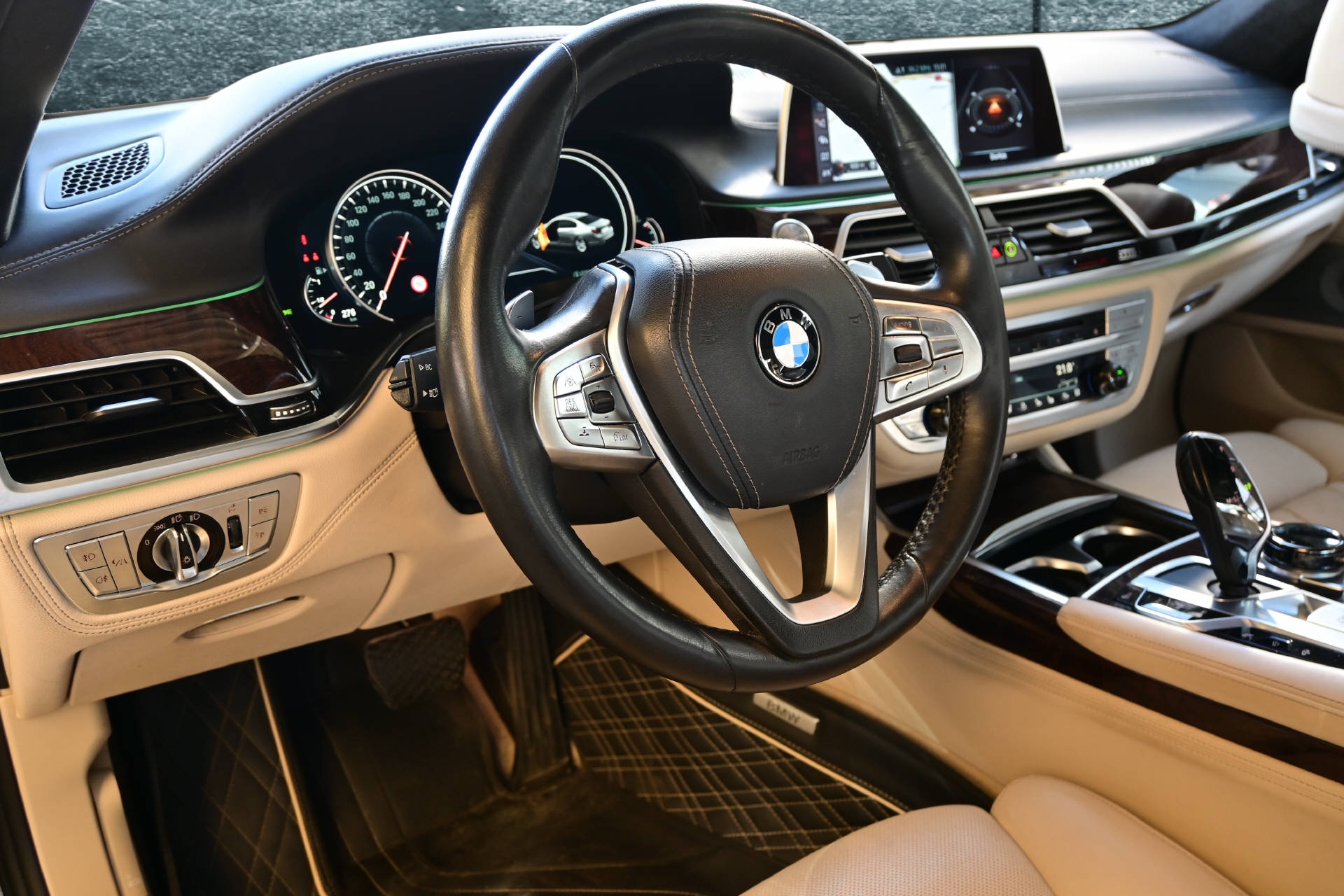 BMW 750Li xDrive *Individual*Executive Lounge-image-4