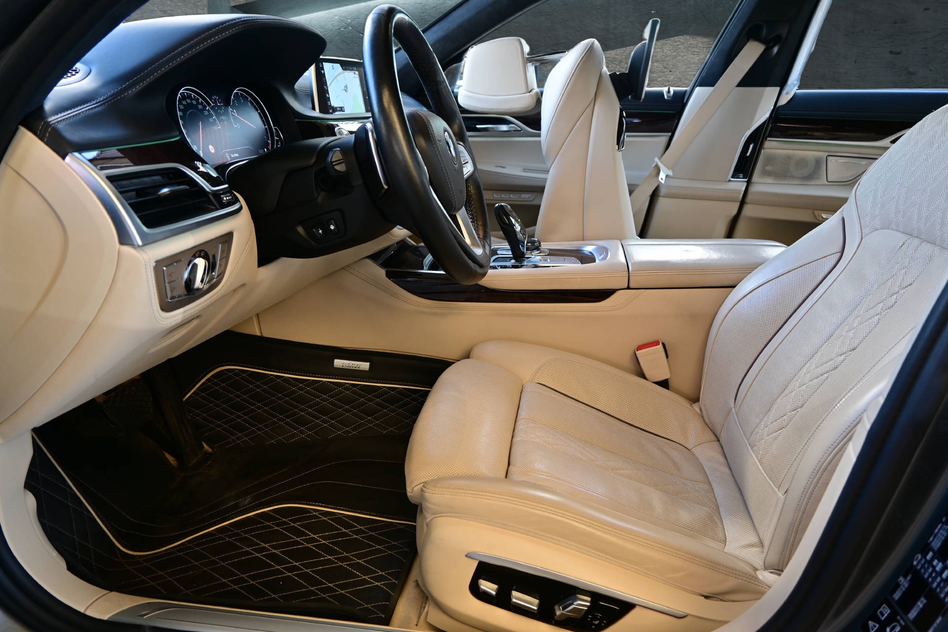BMW 750Li xDrive *Individual*Executive Lounge-image-5