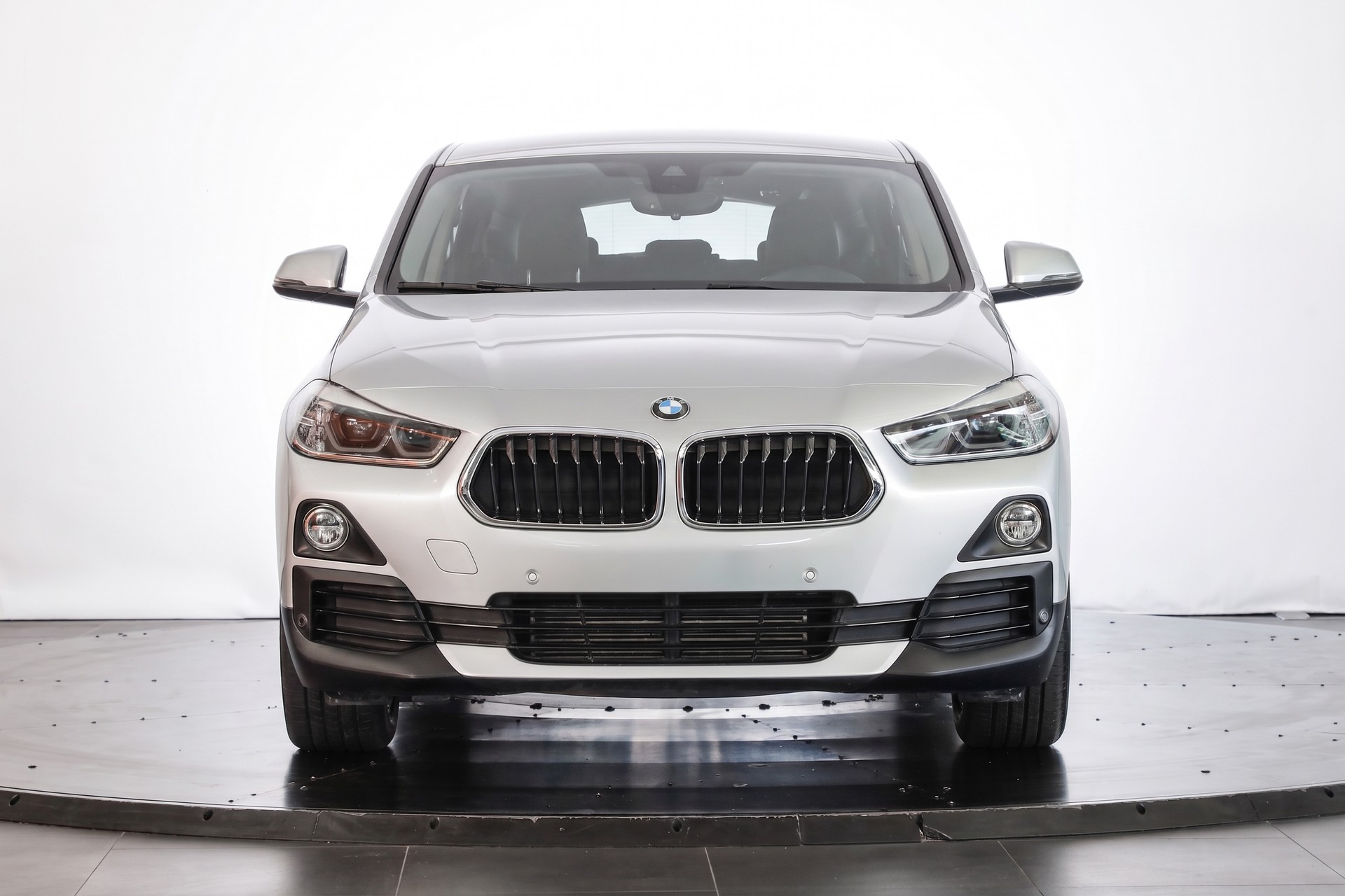 BMW X2 xDrive 18d-showroom-element-1