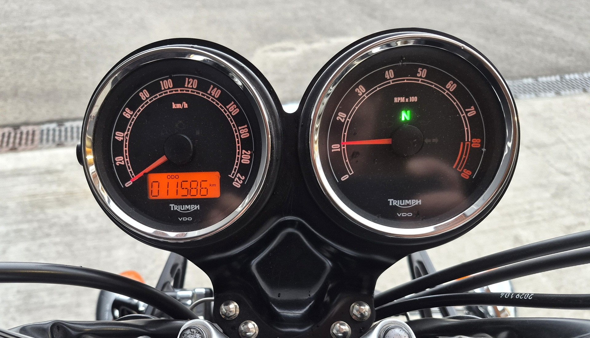 TRIUMPH Bonneville 900 i T 100-image-4