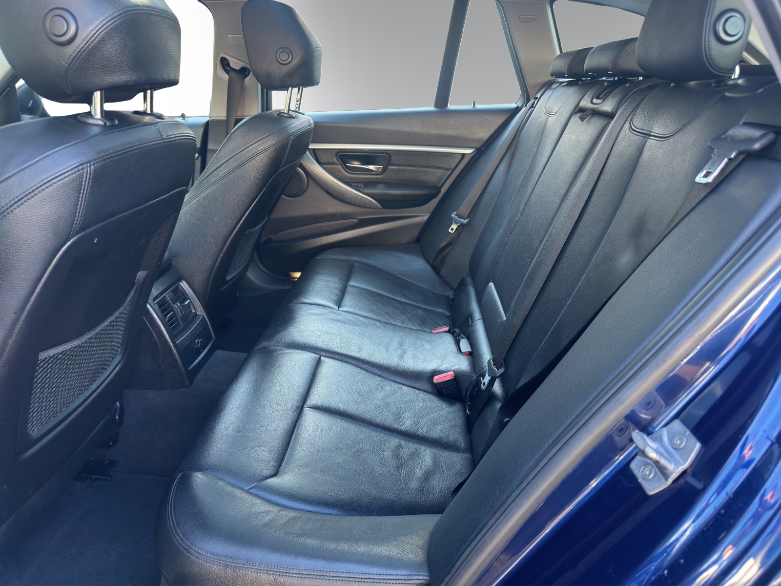 BMW 320i xDrive Touring Edition Sport Line Steptronic-image-10