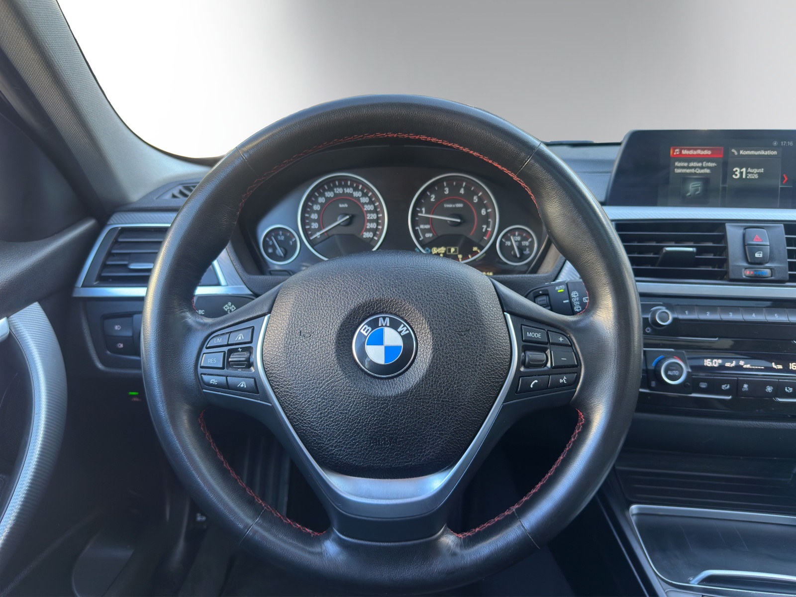 BMW 320i xDrive Touring Edition Sport Line Steptronic-image-16