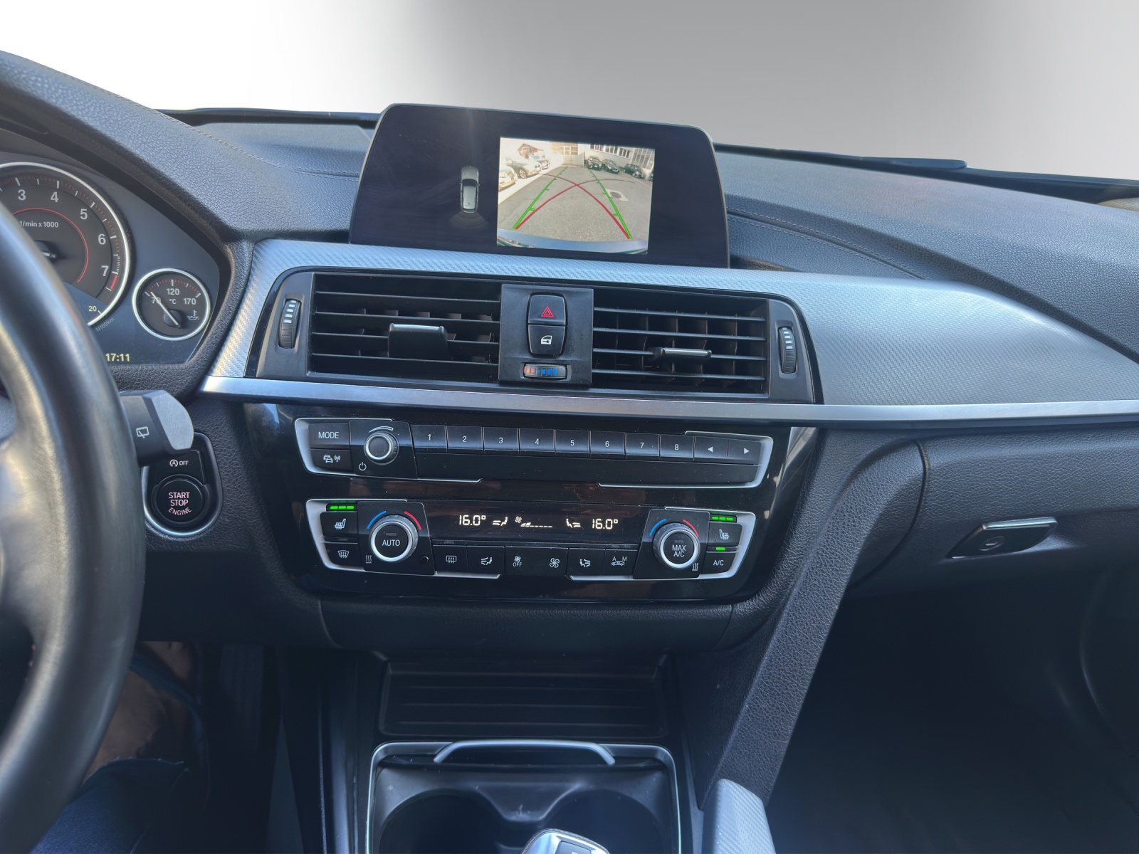 BMW 320i xDrive Touring Edition Sport Line Steptronic-image-15