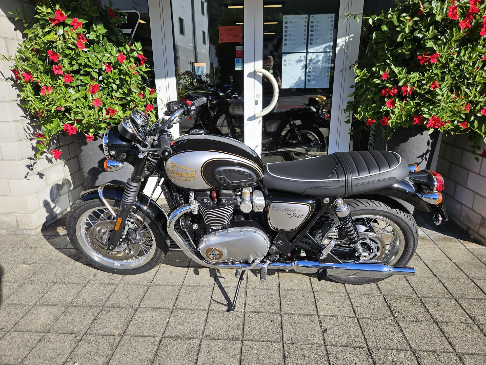 TRIUMPH Bonneville T120-image-4