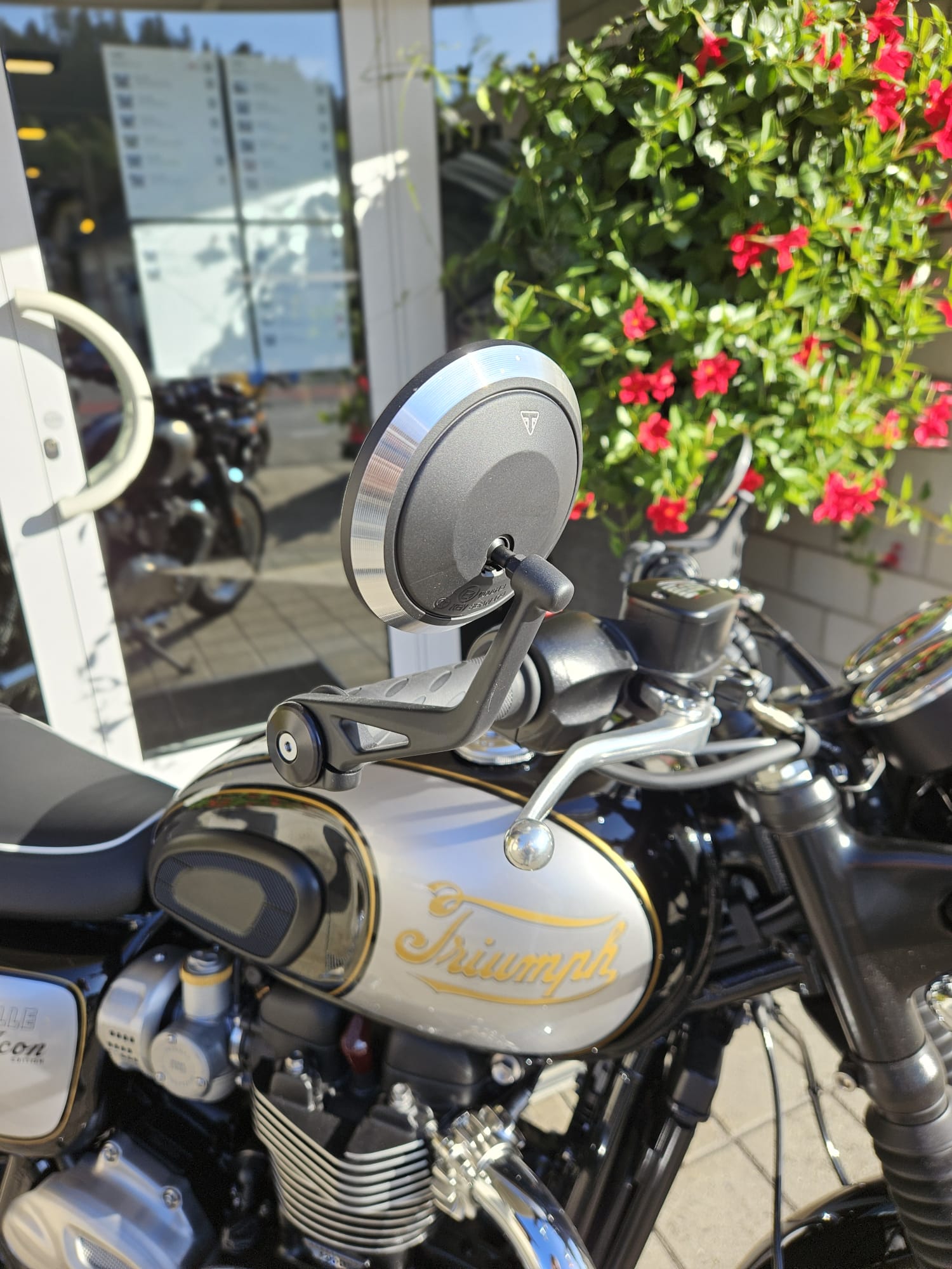 TRIUMPH Bonneville T120-image-9