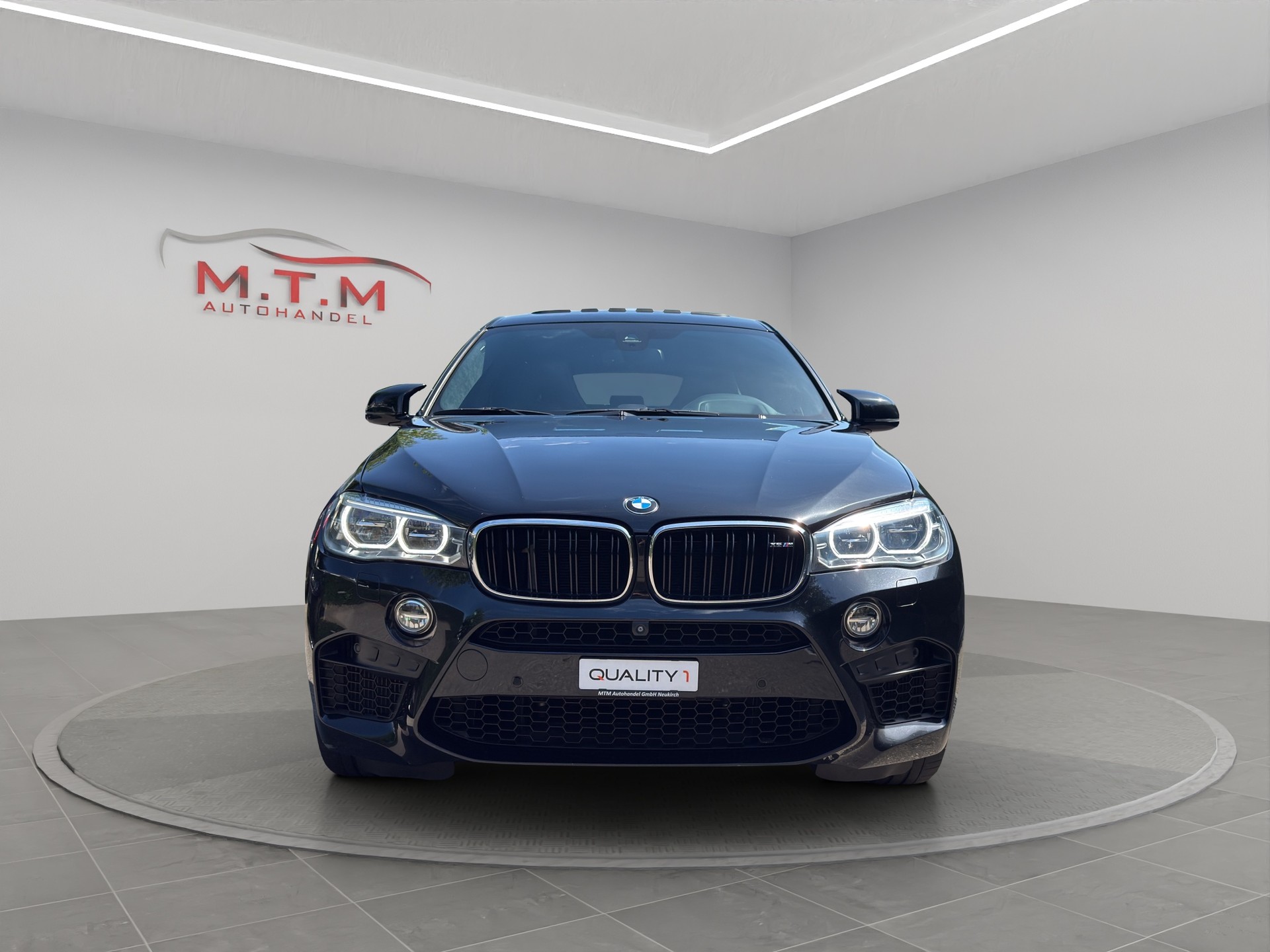 BMW X6M Steptronic-showroom-element-2