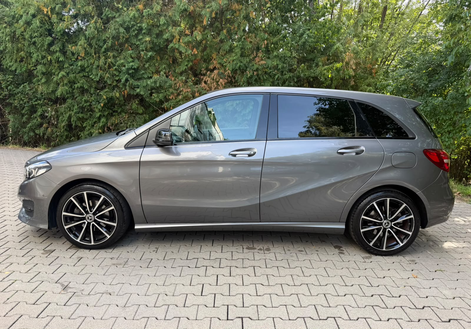MERCEDES-BENZ B 220 CDI Swiss Star Edition Urban 4Matic 7G-DCT-showroom-element-1