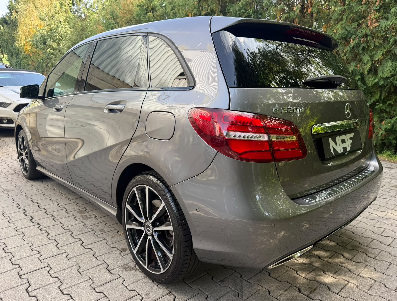 MERCEDES-BENZ B 220 CDI Swiss Star Edition Urban 4Matic 7G-DCT-showroom-element-2