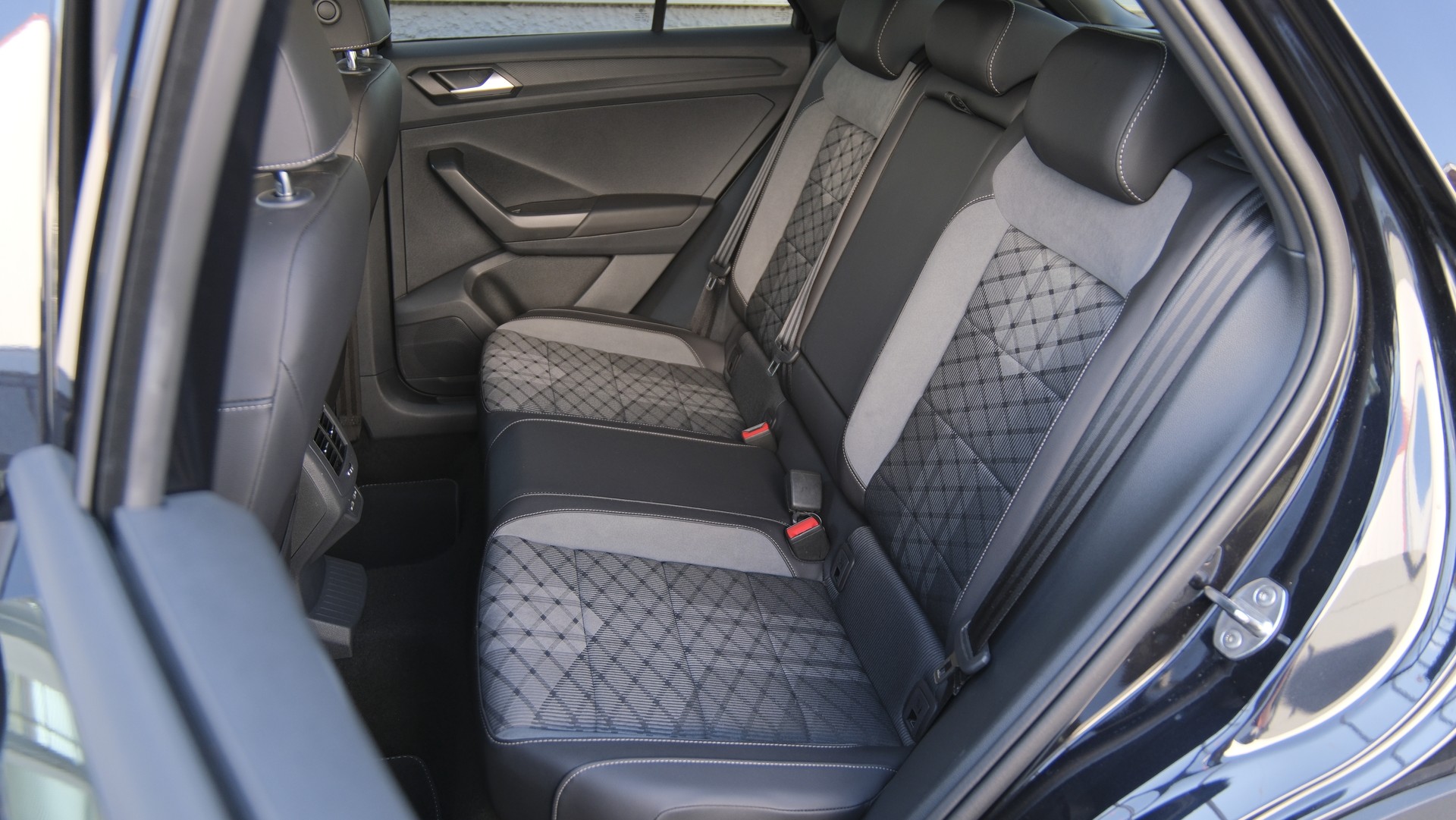 VW T-Roc 1.5 TSI EVO R-Line DSG-image-22
