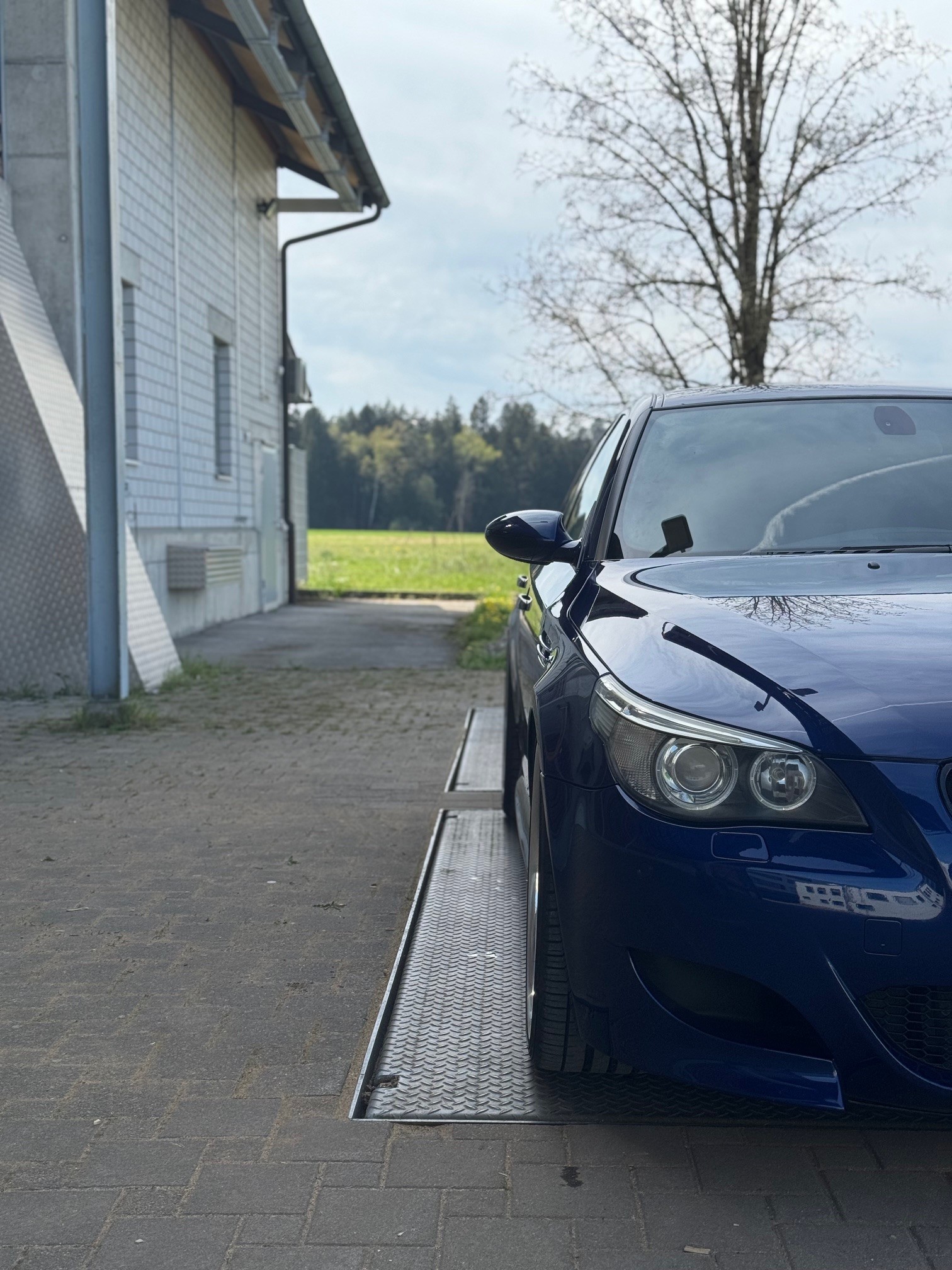 BMW M5-showroom-element-2