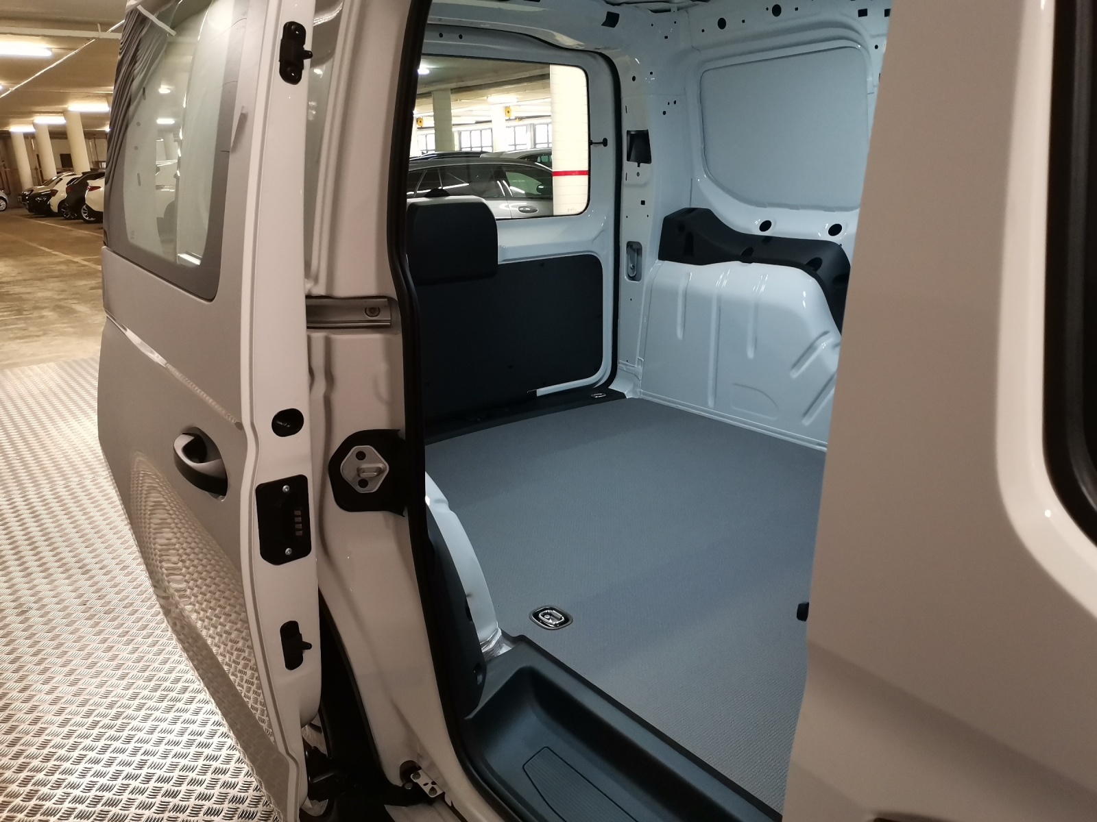 VW Caddy Kaw. 1.5 TSI 116 Entry DSG-image-11