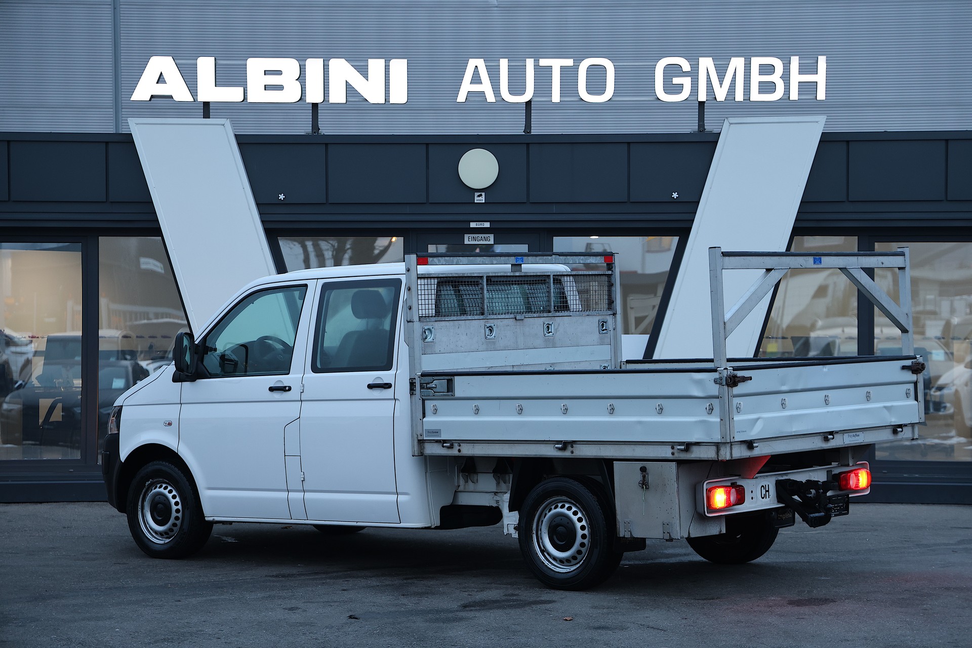 VW T5 2.0 TDI-showroom-element-2