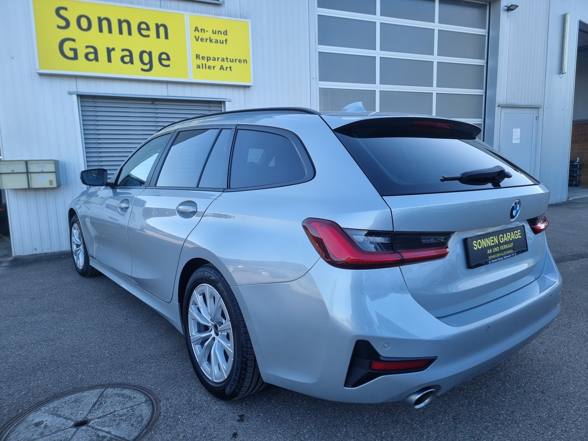 BMW 320d xDrive 48V Touring Steptronic-image-13