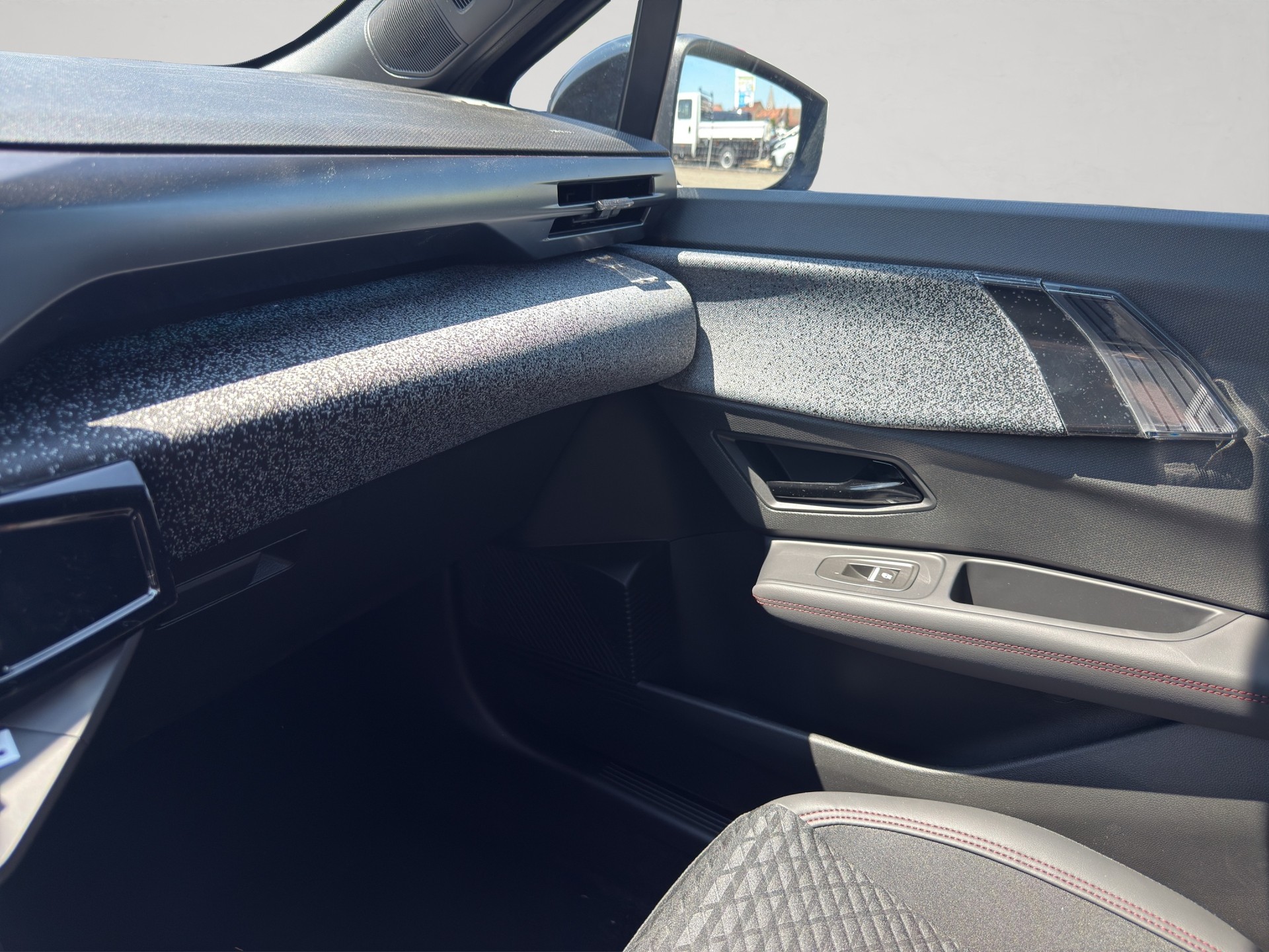 RENAULT Clio 1.8 E-Tech Techno-image-18