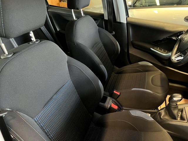 PEUGEOT 208 1.6 VTI Allure-image-18